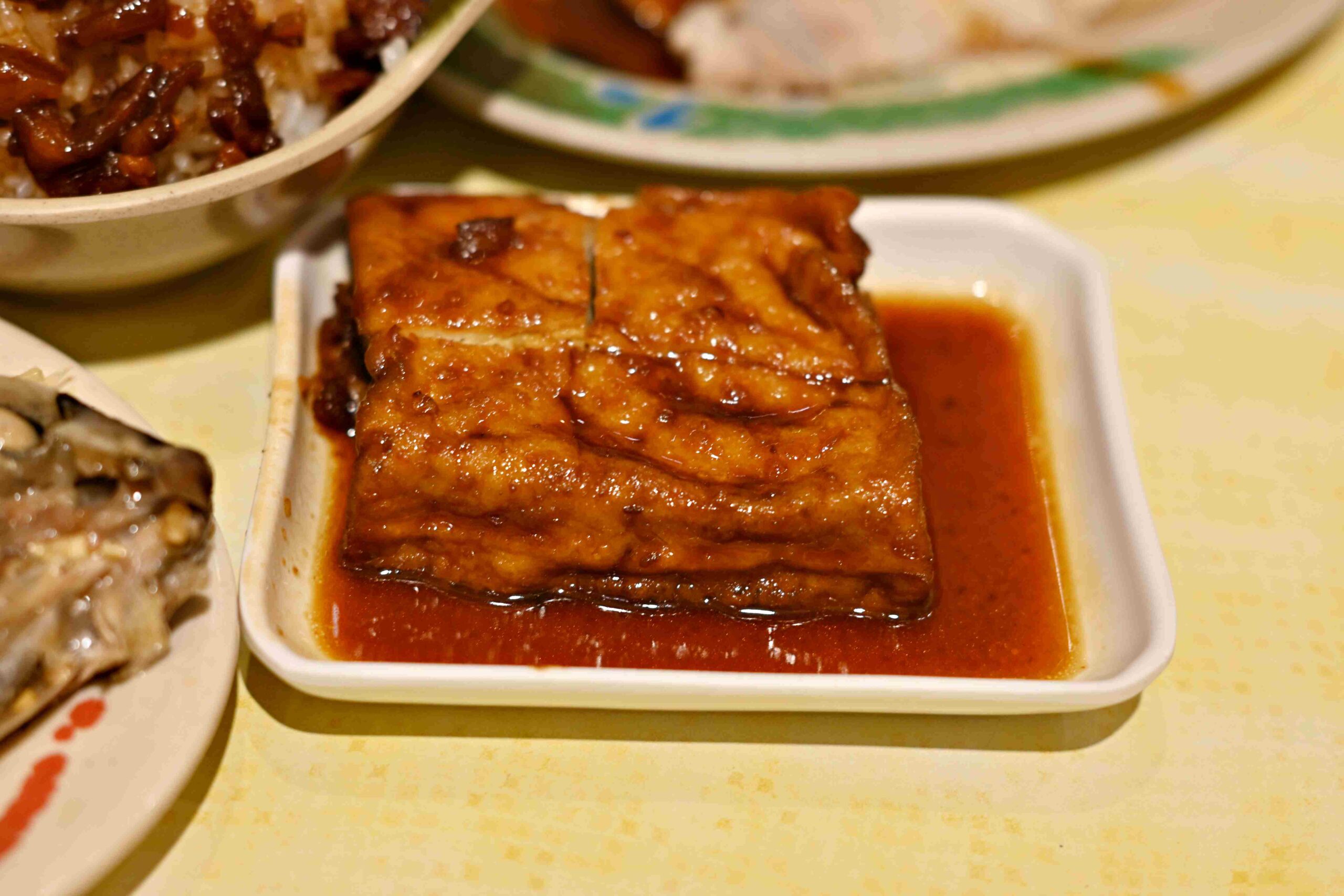 【三重美食】店小二魯肉飯，三重必比登推薦！在地人最愛(菜單) @厚片嘴角帶便當
