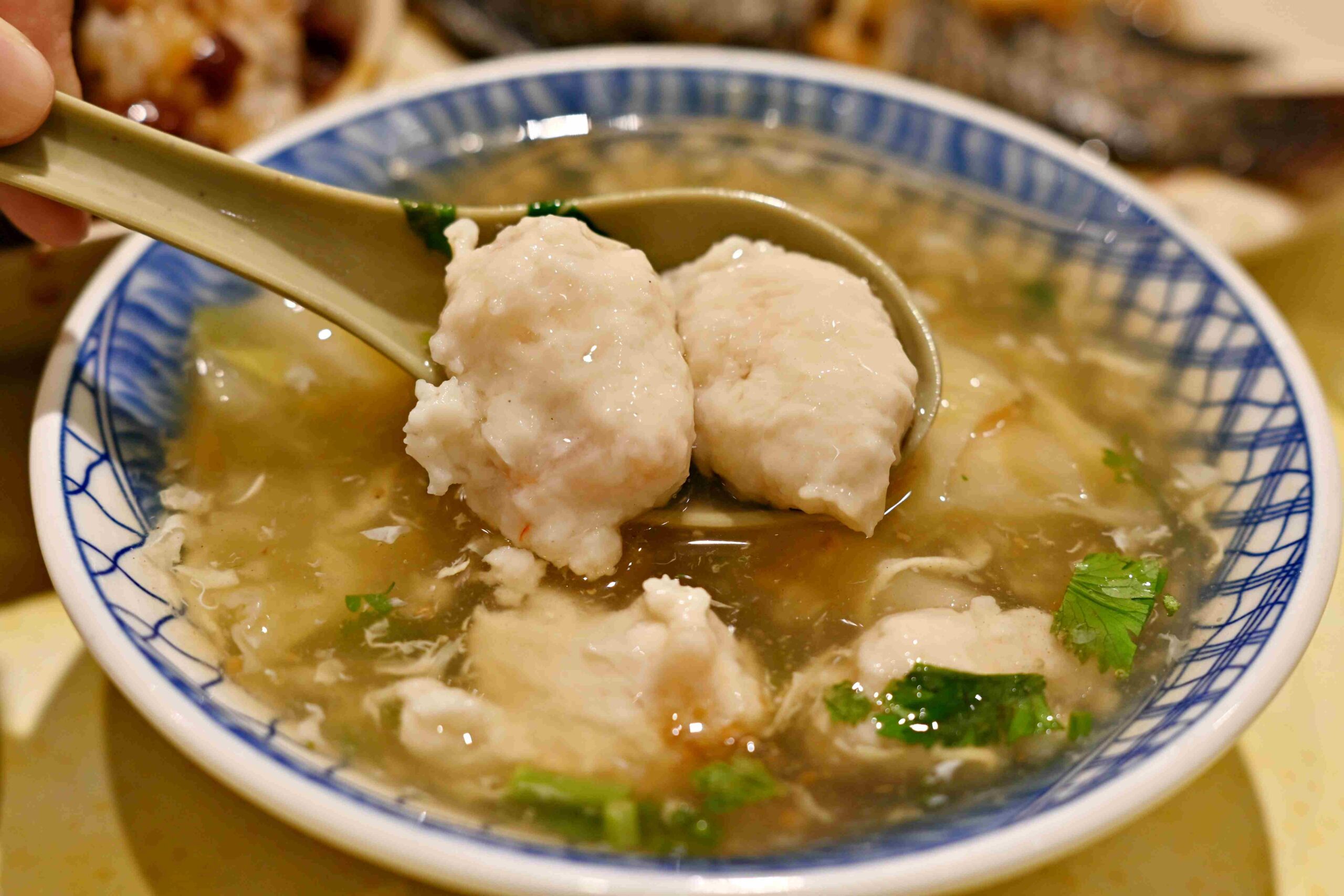 【三重美食】店小二魯肉飯，三重必比登推薦！在地人最愛(菜單) @厚片嘴角帶便當