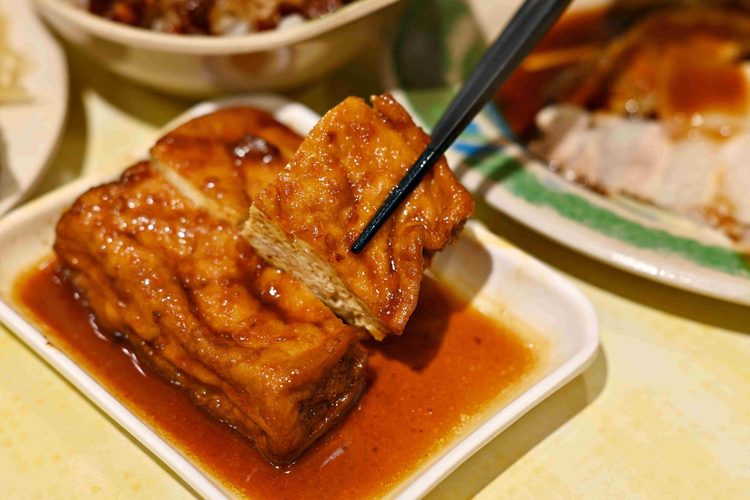 【三重美食】店小二魯肉飯，三重必比登推薦！在地人最愛(菜單) @厚片嘴角帶便當