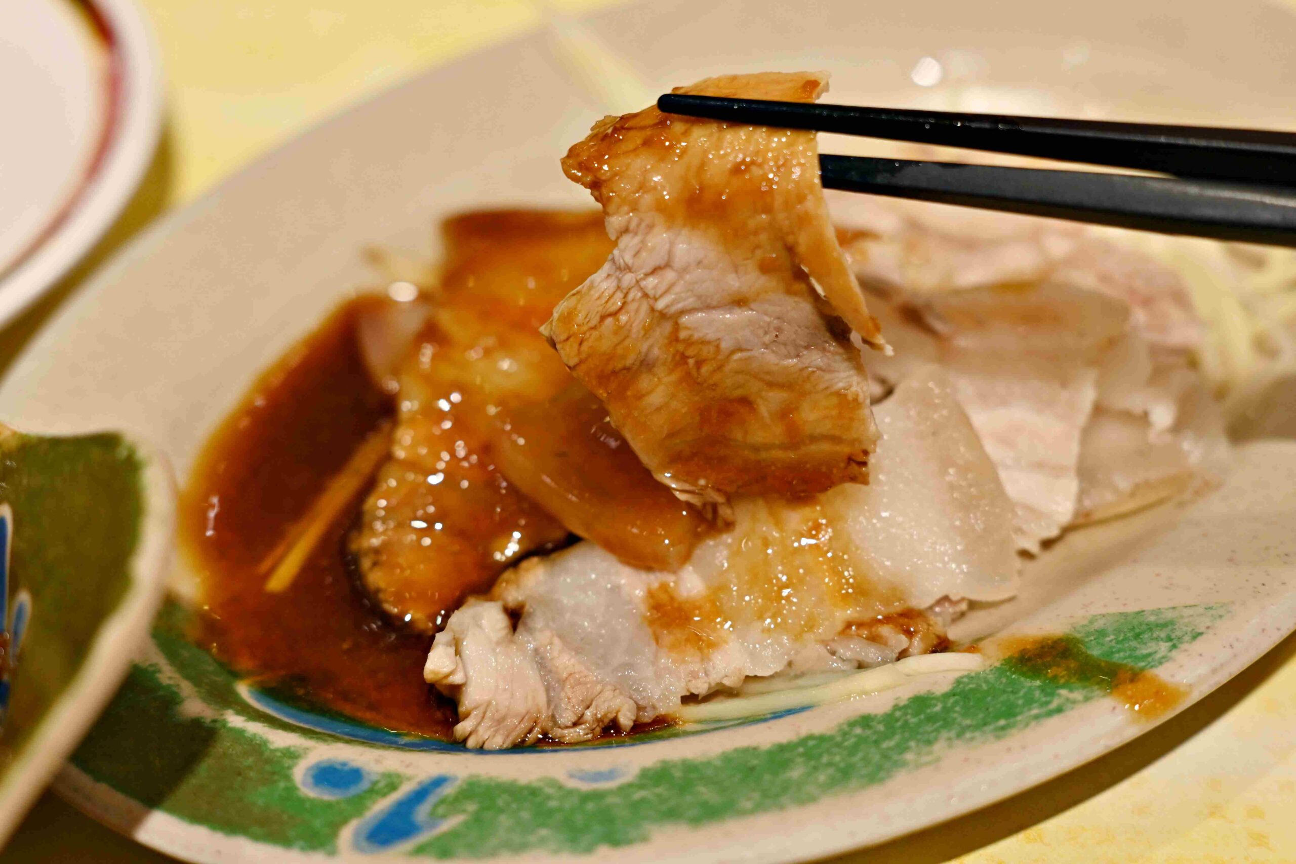 【三重美食】店小二魯肉飯，三重必比登推薦！在地人最愛(菜單) @厚片嘴角帶便當