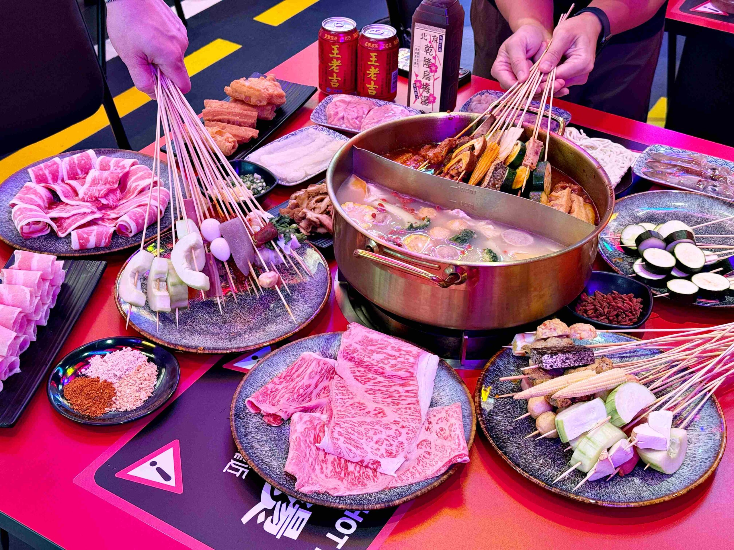【國父紀念館站宵夜】尚癮正宗成都串串香｜營業到凌晨五點，$10元串串＋和牛通通有(菜單) @厚片嘴角帶便當