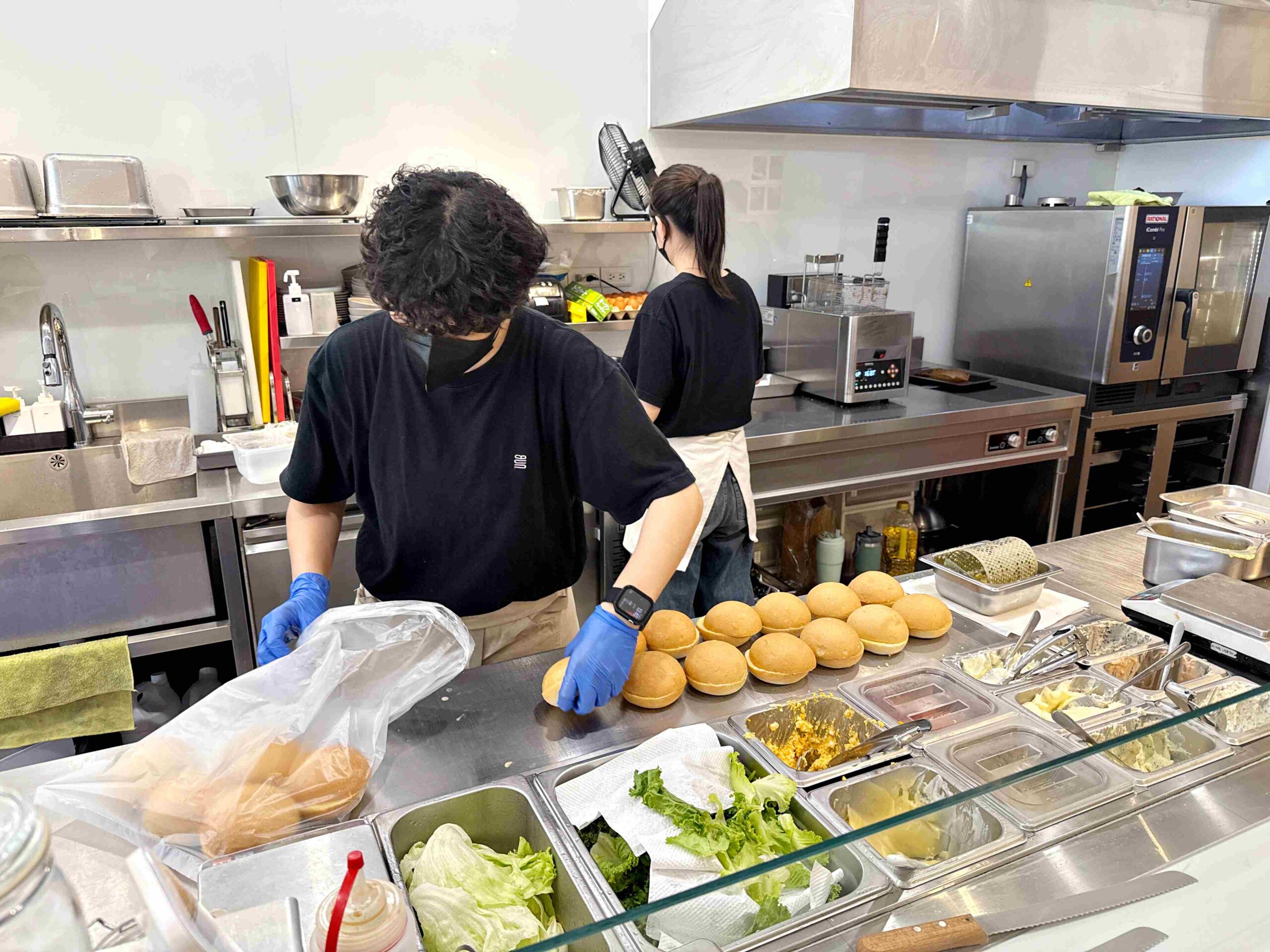 【新莊美食推薦】EGG BUN Breakfast早午餐，松露牛肉漢堡太強，蛋捲餅更驚艷(菜單) @厚片嘴角帶便當