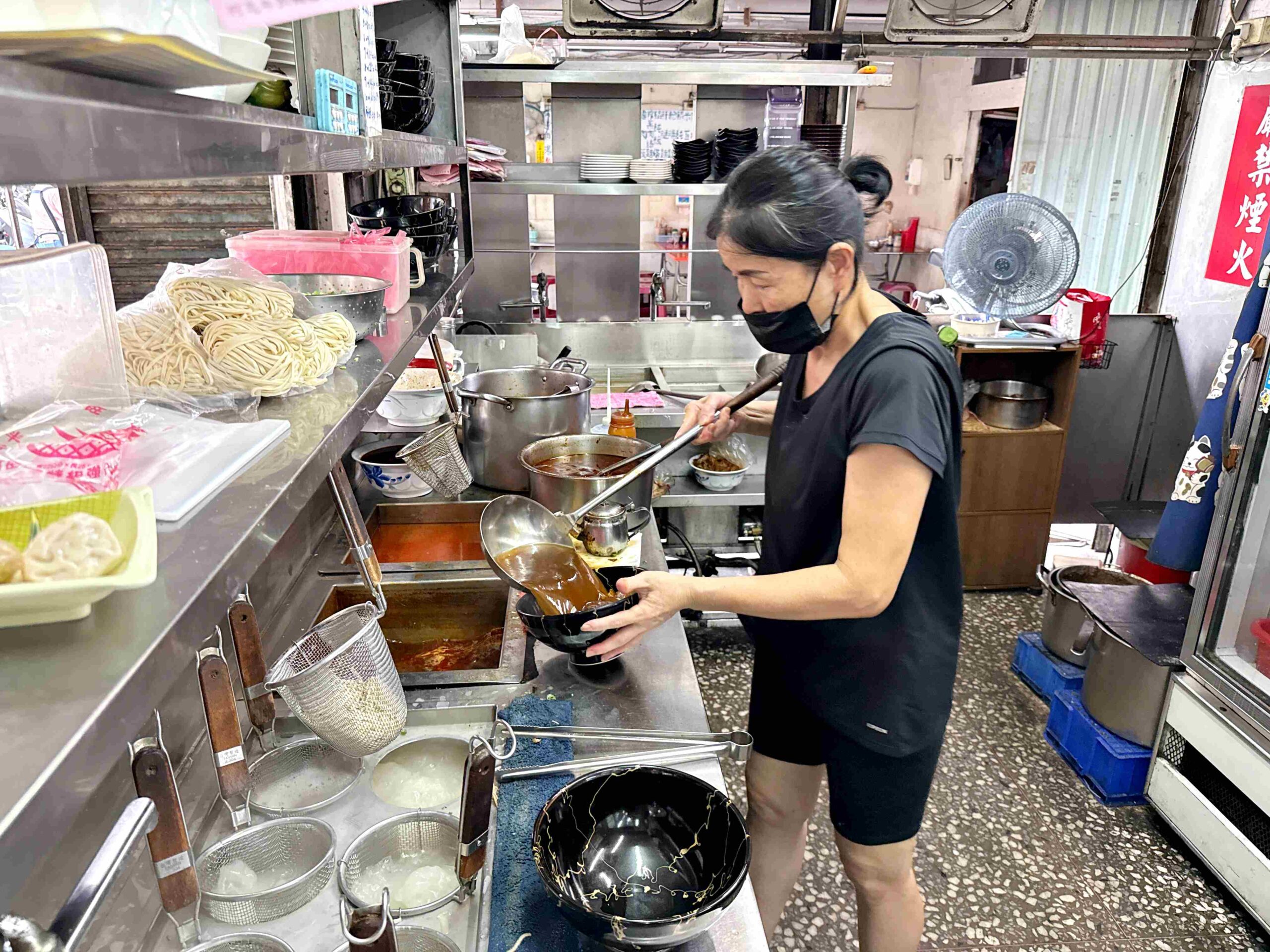 【新莊美食】阿忠牛肉麵，大塊牛肉+濃郁湯頭+隱藏版豆干(菜單) @厚片嘴角帶便當