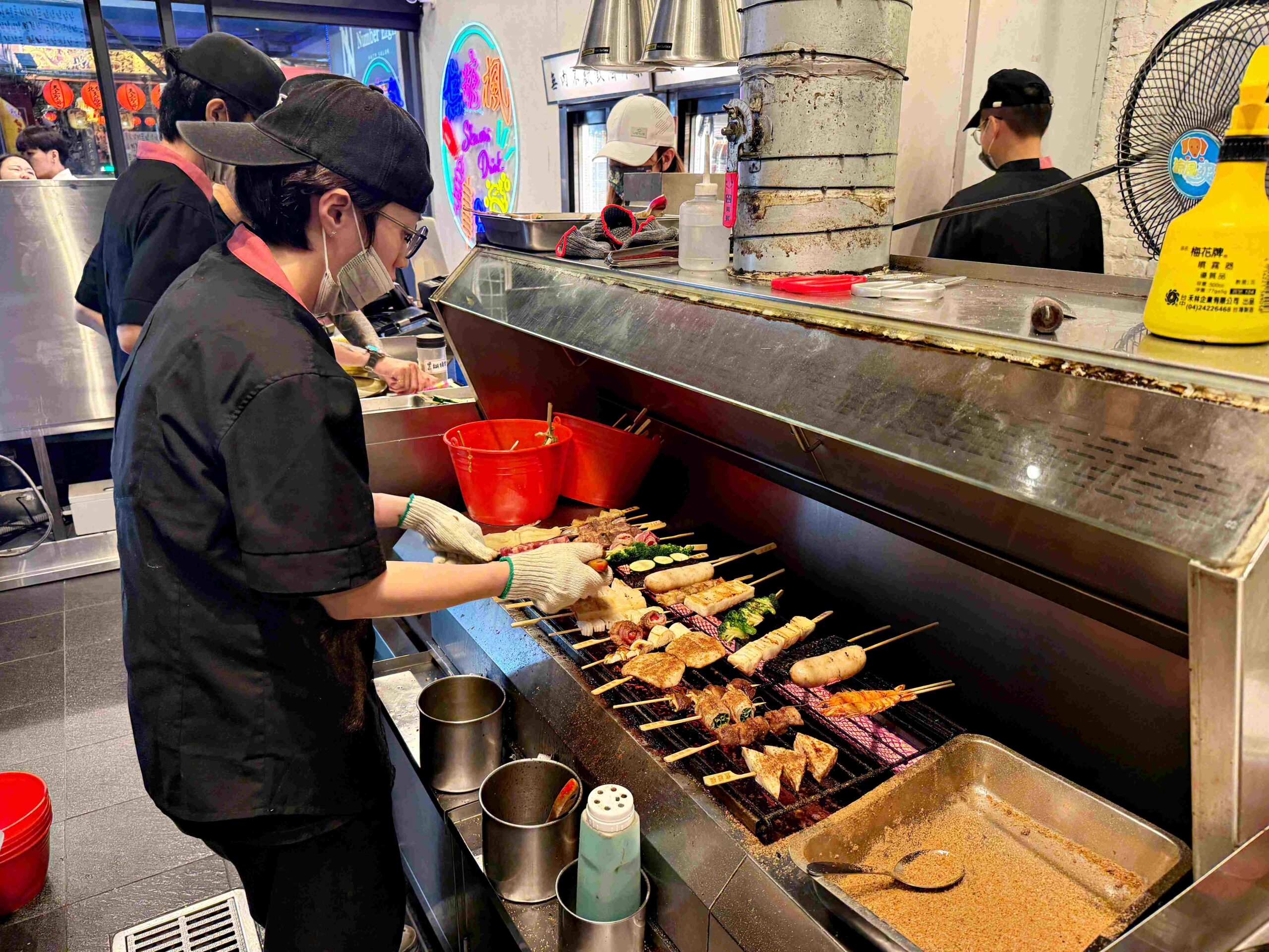 【西門美食】焦糖楓串燒西門直營店，獨家漢方烤肉粉有夠強！(菜單) @厚片嘴角帶便當