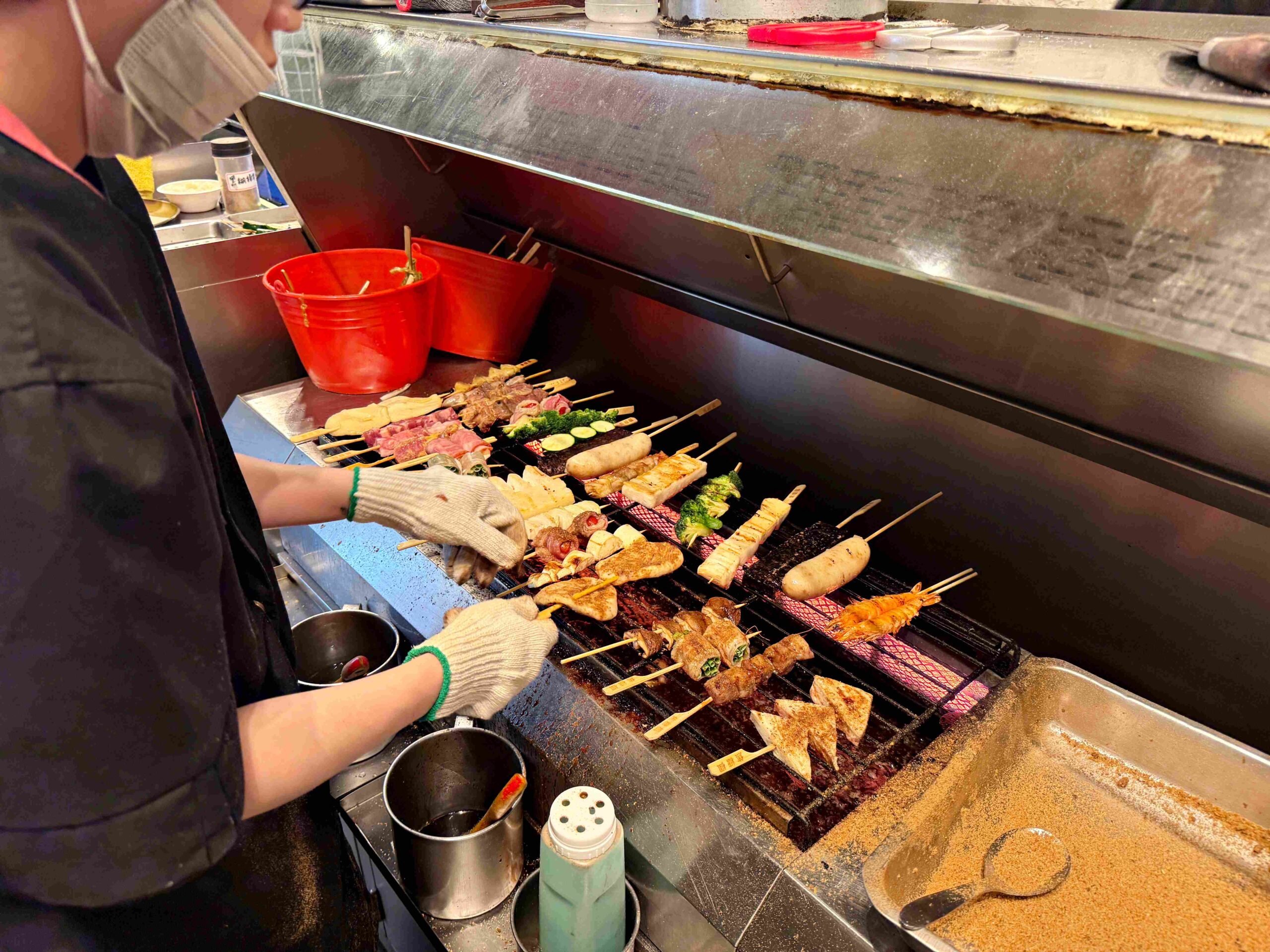 【西門美食】焦糖楓串燒西門直營店，獨家漢方烤肉粉有夠強！(菜單) @厚片嘴角帶便當