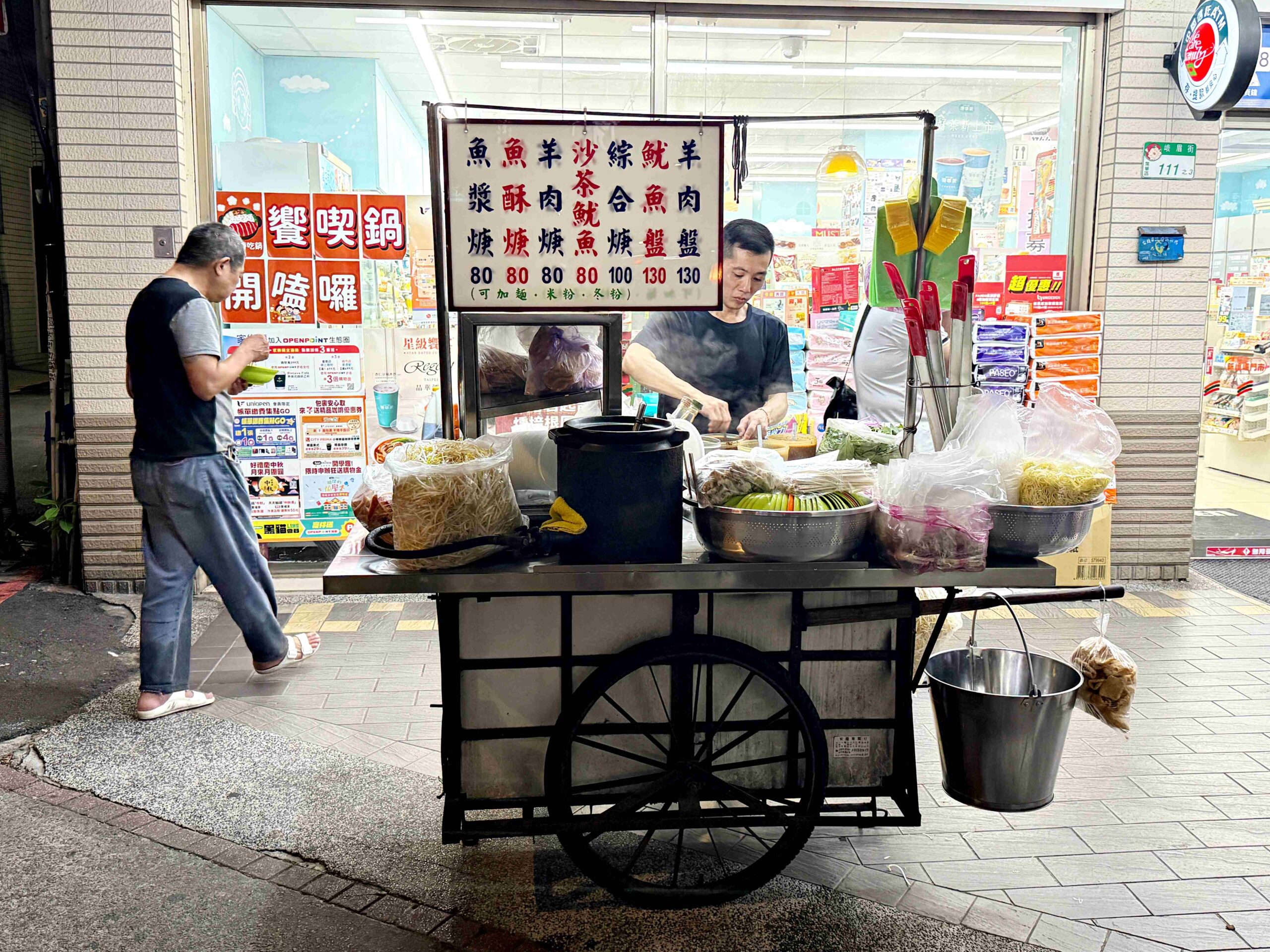【西門美食】阿添羊肉羹魷魚羹，西門町40年庶民宵夜，站著吃才道地！(菜單) @厚片嘴角帶便當