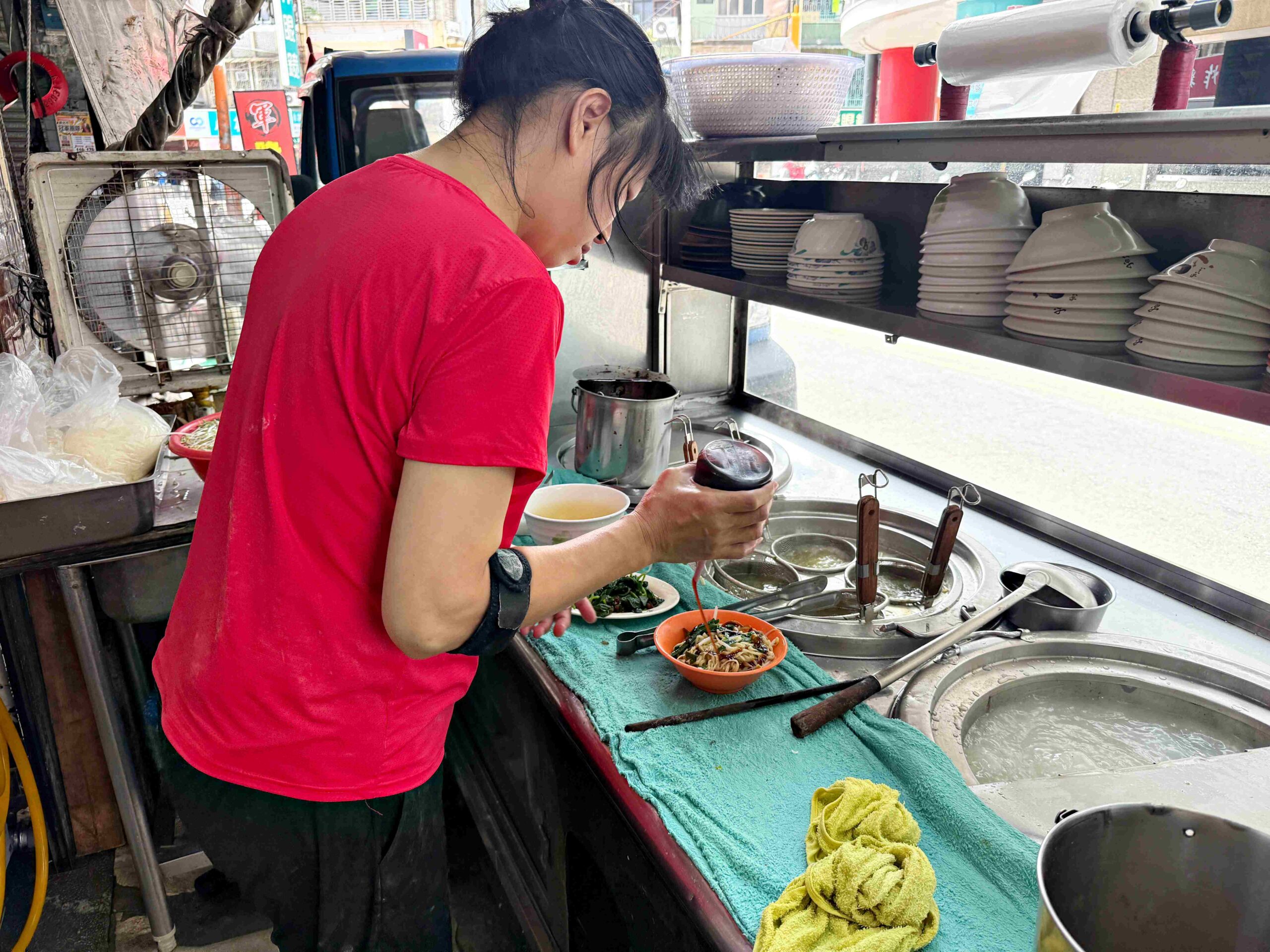 【新莊美食】《阿月意麵》新莊低調古早味！油蔥乾意麵香氣十足(菜單) @厚片嘴角帶便當