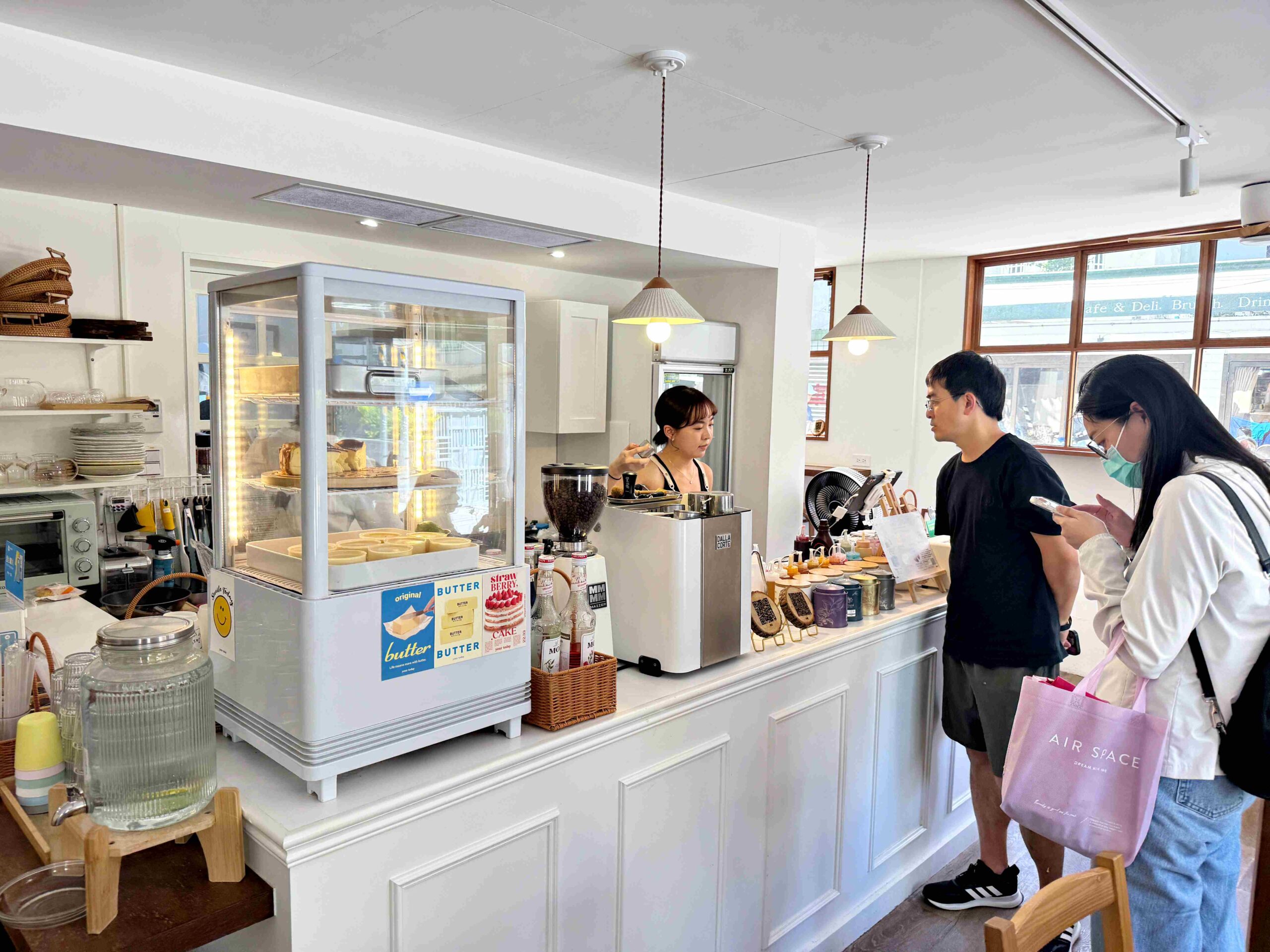 【新店美食】Butter Cake Café 奶油蛋糕咖啡廳，裝潢美、甜點超好吃(菜單) @厚片嘴角帶便當