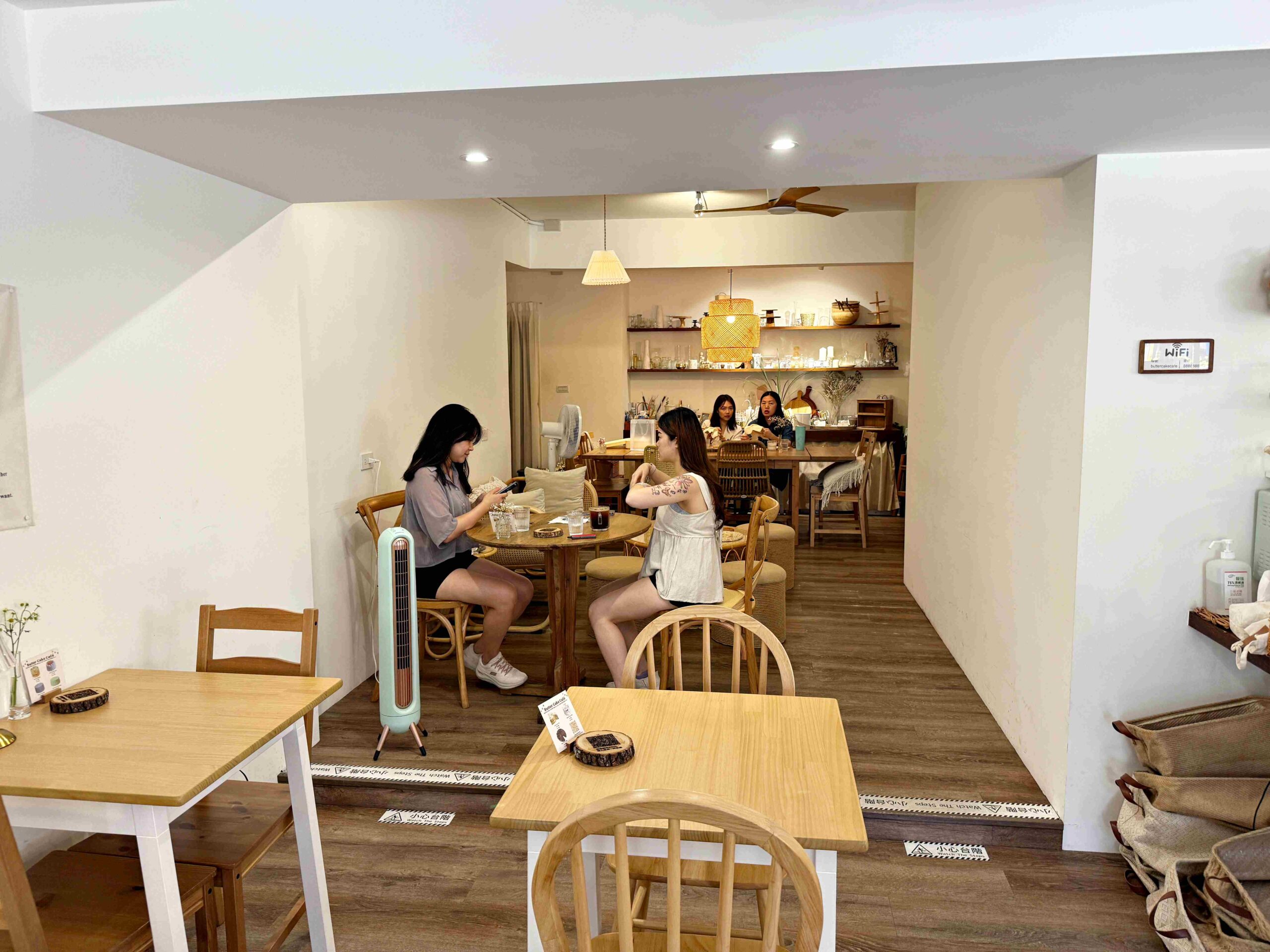 【新店美食】Butter Cake Café 奶油蛋糕咖啡廳，裝潢美、甜點超好吃(菜單) @厚片嘴角帶便當