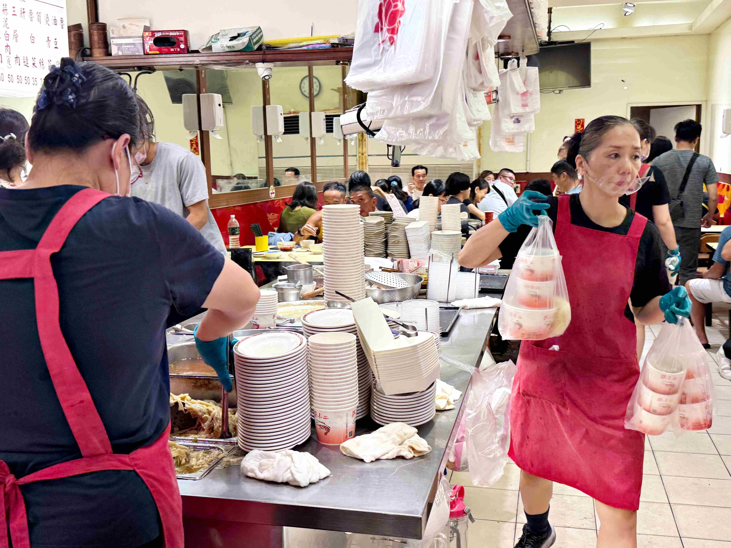 【三重美食】店小二魯肉飯，三重必比登推薦！在地人最愛(菜單) @厚片嘴角帶便當