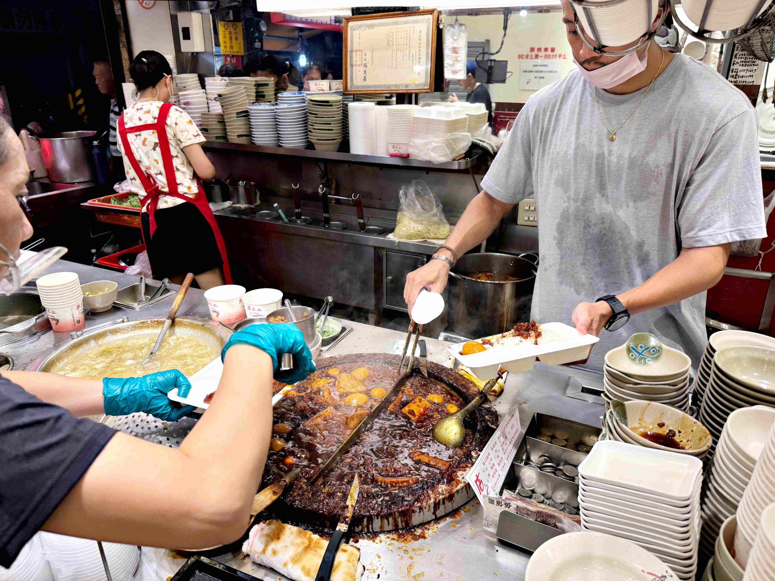 【三重美食】店小二魯肉飯，三重必比登推薦！在地人最愛(菜單) @厚片嘴角帶便當