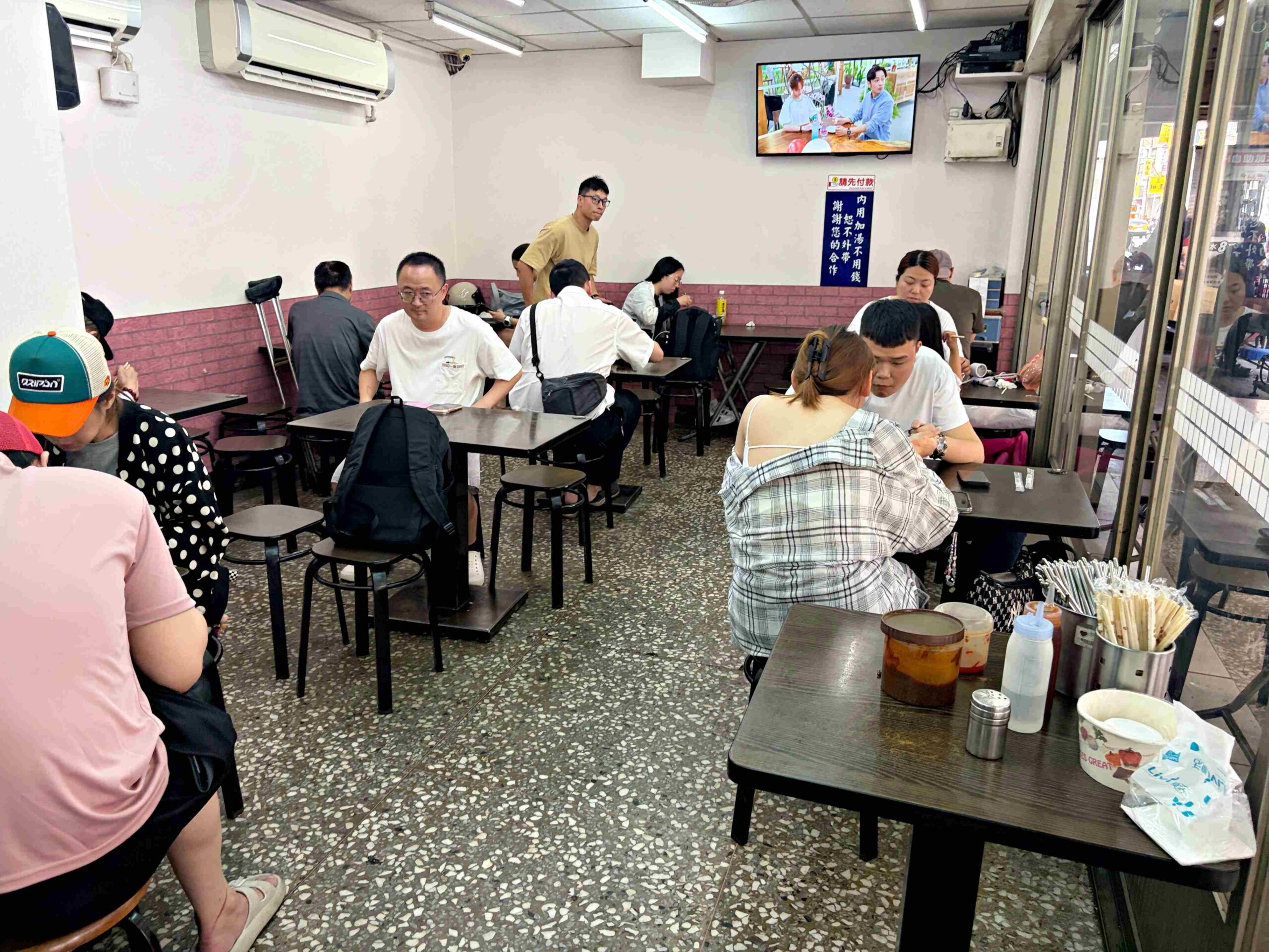 【新莊美食】阿忠牛肉麵，在地知名麵店，大塊牛肉搭配濃郁湯頭，還可以無限加湯推薦(菜單) @趙先生吃飯