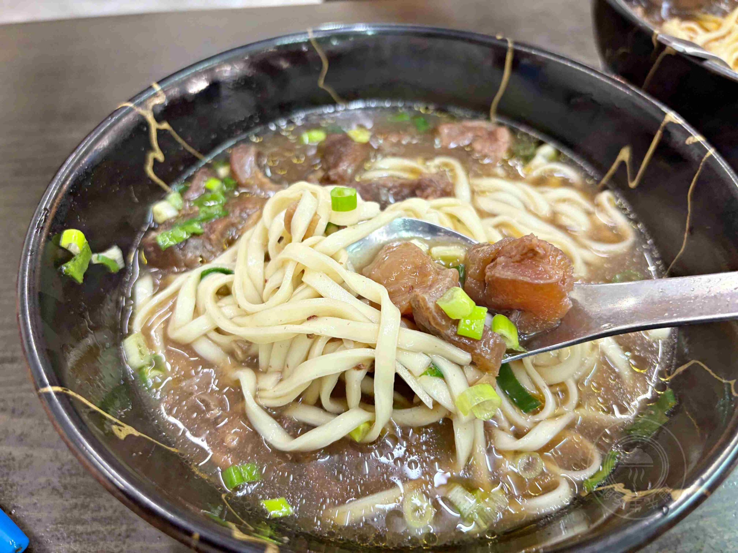 【新莊美食】阿忠牛肉麵，在地知名麵店，大塊牛肉搭配濃郁湯頭，還可以無限加湯推薦(菜單) @趙先生吃飯