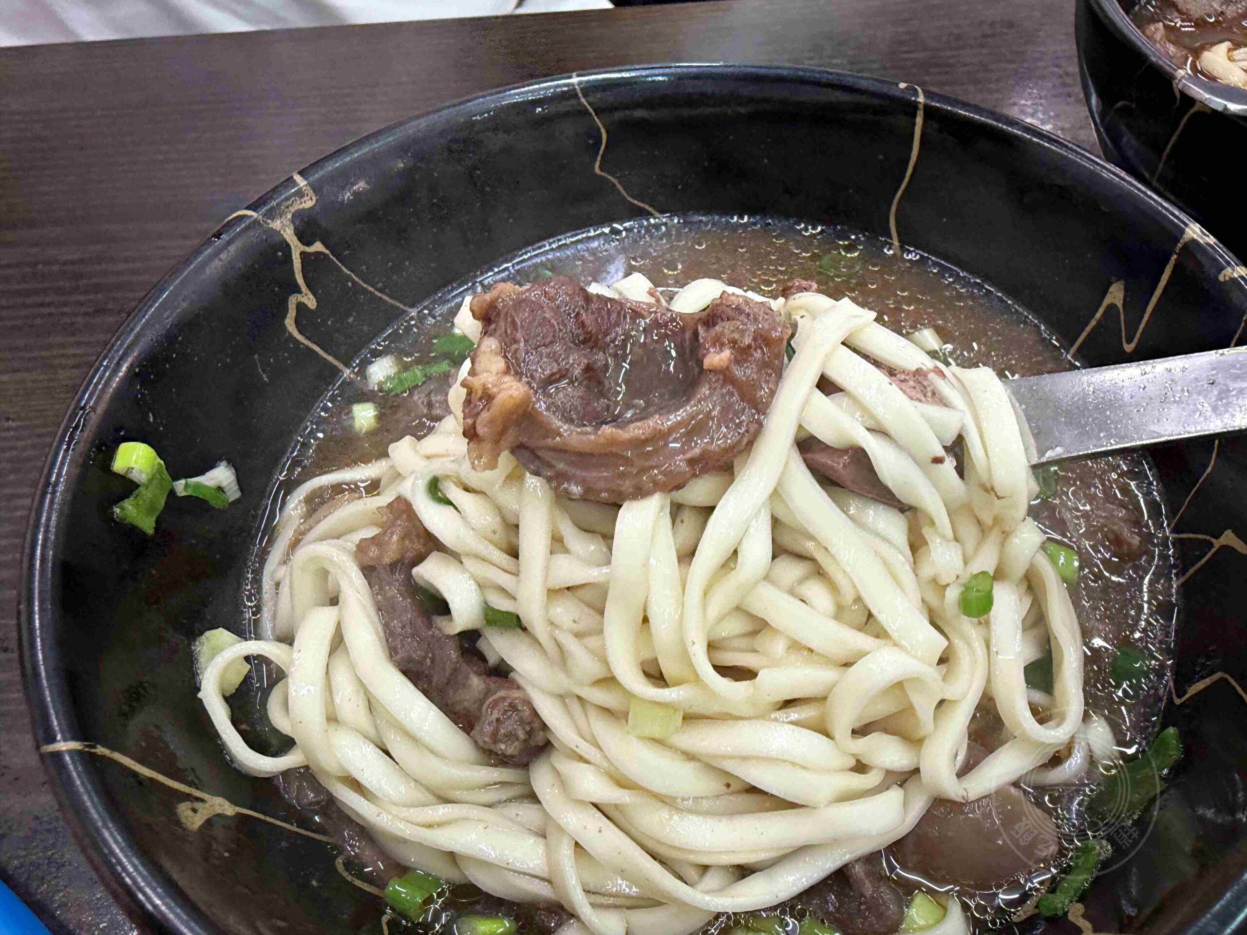 【新莊美食】阿忠牛肉麵，在地知名麵店，大塊牛肉搭配濃郁湯頭，還可以無限加湯推薦(菜單) @趙先生吃飯