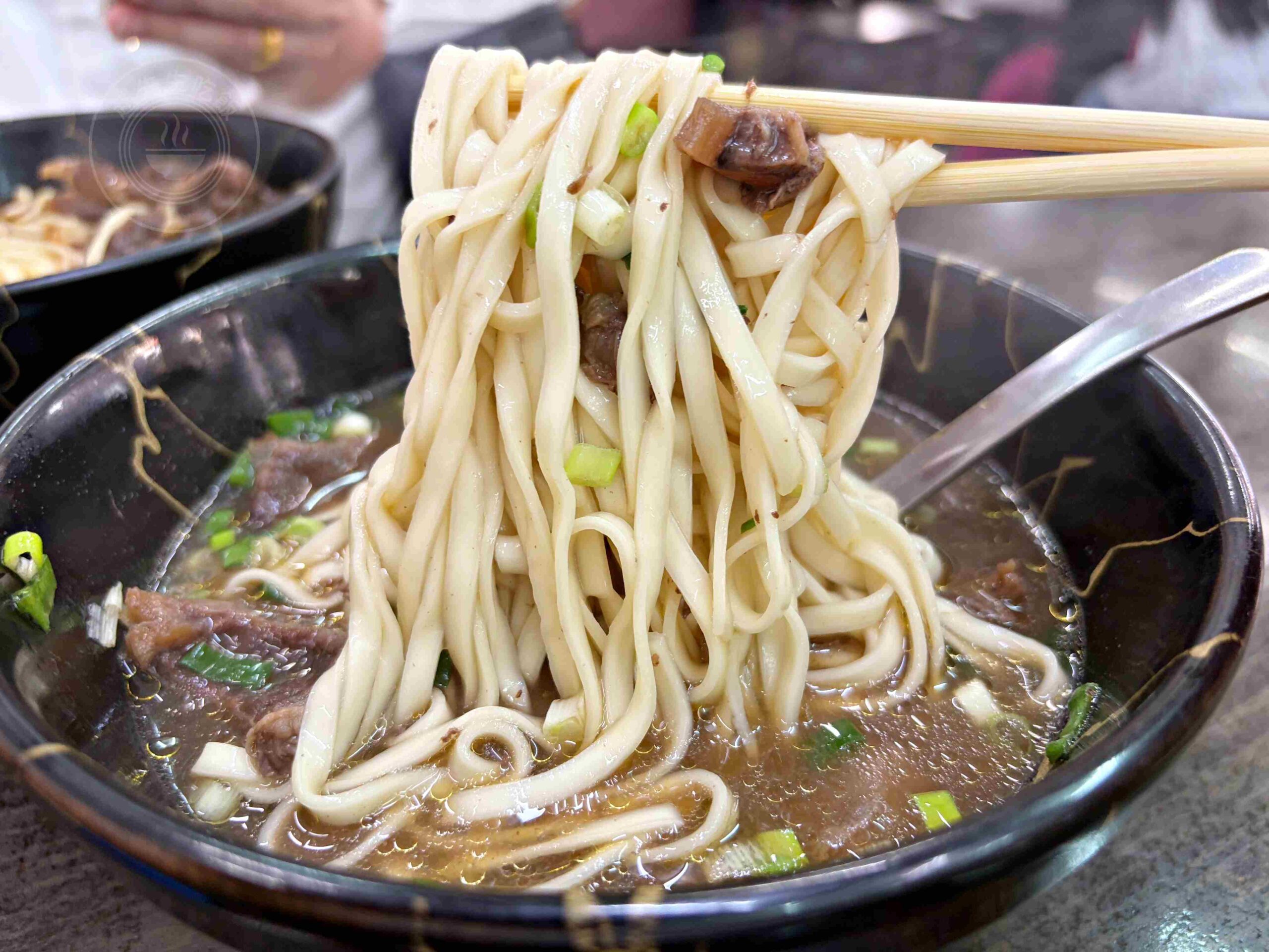 【新莊美食】阿忠牛肉麵，在地知名麵店，大塊牛肉搭配濃郁湯頭，還可以無限加湯推薦(菜單) @趙先生吃飯
