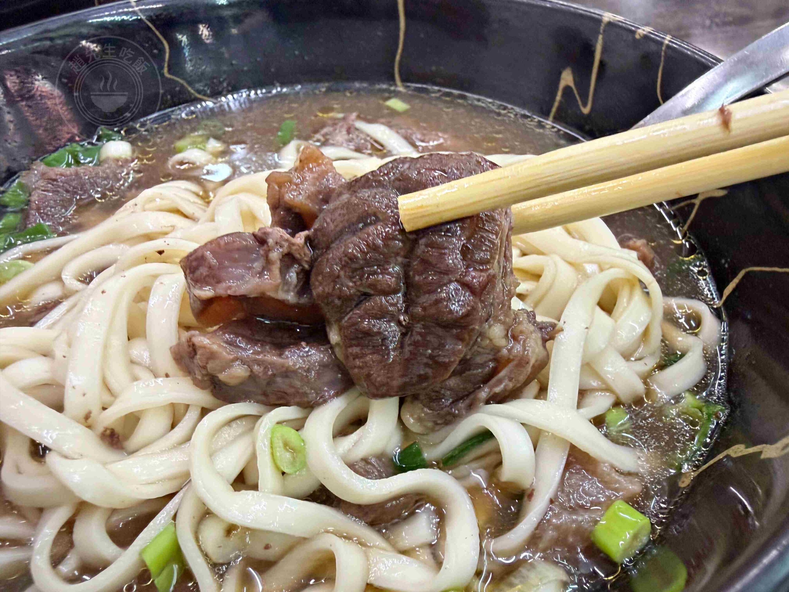 【新莊美食】阿忠牛肉麵，在地知名麵店，大塊牛肉搭配濃郁湯頭，還可以無限加湯推薦(菜單) @趙先生吃飯