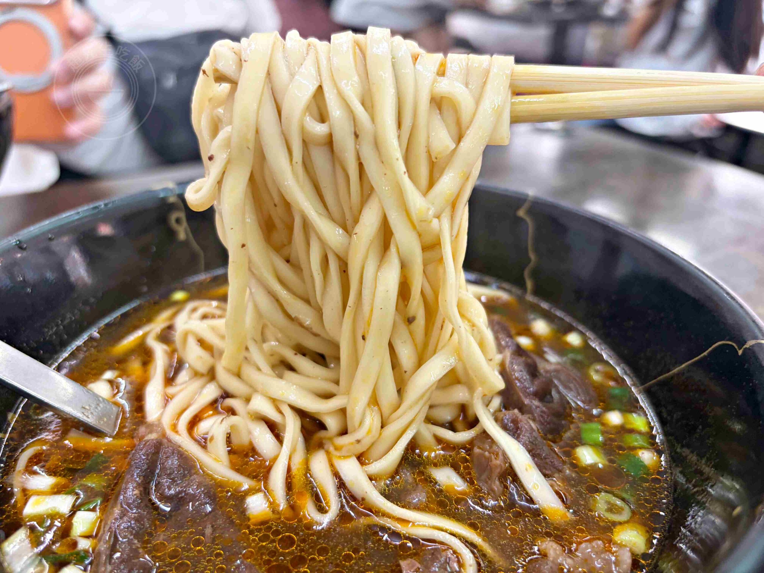 【新莊美食】阿忠牛肉麵，在地知名麵店，大塊牛肉搭配濃郁湯頭，還可以無限加湯推薦(菜單) @趙先生吃飯
