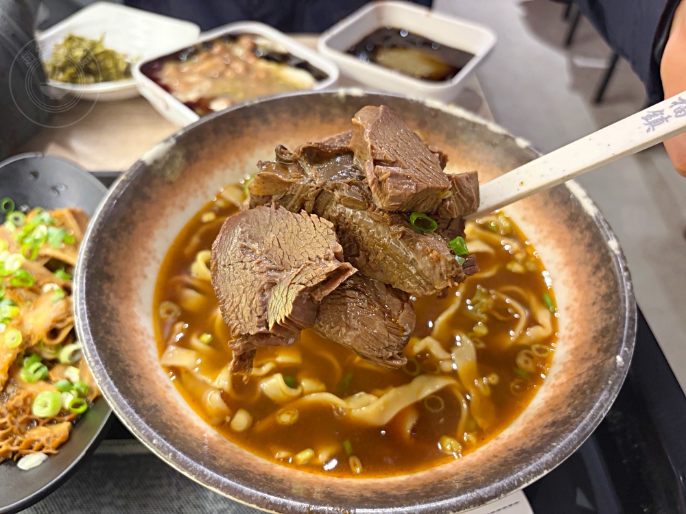 【三重小吃】阿田麵，古早味油蔥麵真的很強，$85元有肉、餛飩、菜、麵划算推薦 (菜單) @趙先生吃飯