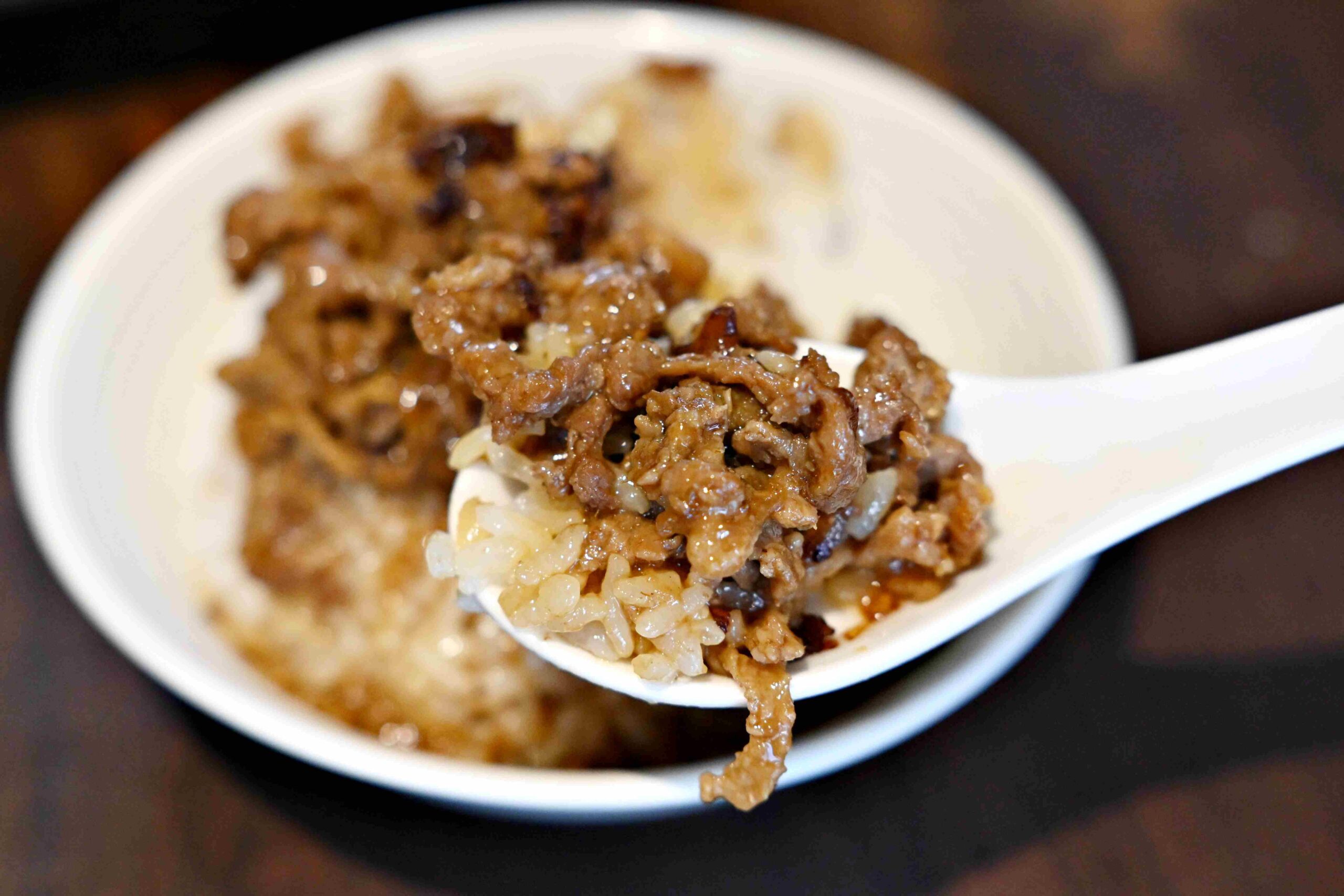 【新莊美食】新鴨庄便當，炸雞腿超狂，比肯德基還強推薦(菜單) @厚片嘴角帶便當
