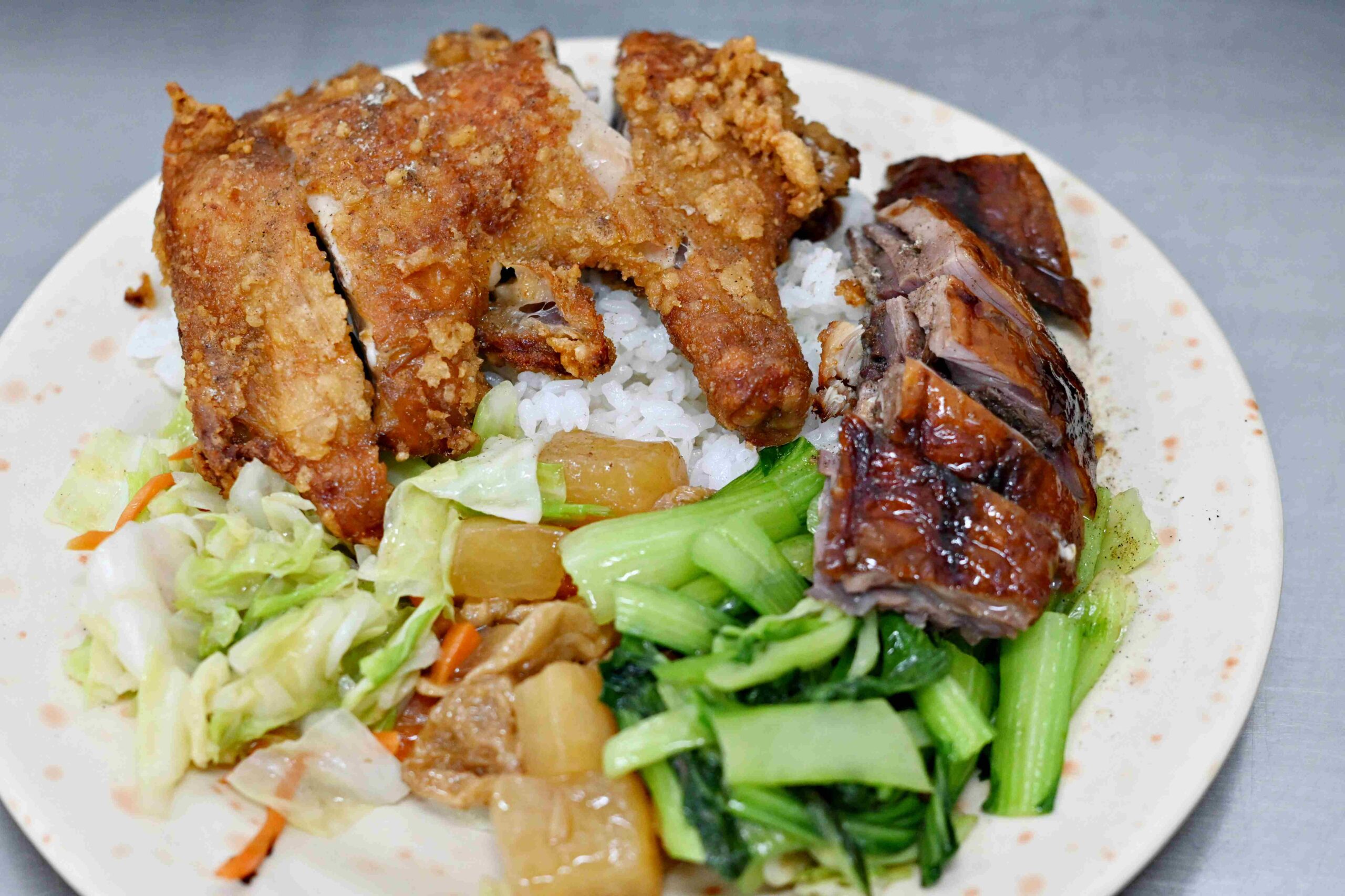 【新莊美食】新鴨庄便當，炸雞腿超狂，比肯德基還強推薦(菜單) @厚片嘴角帶便當