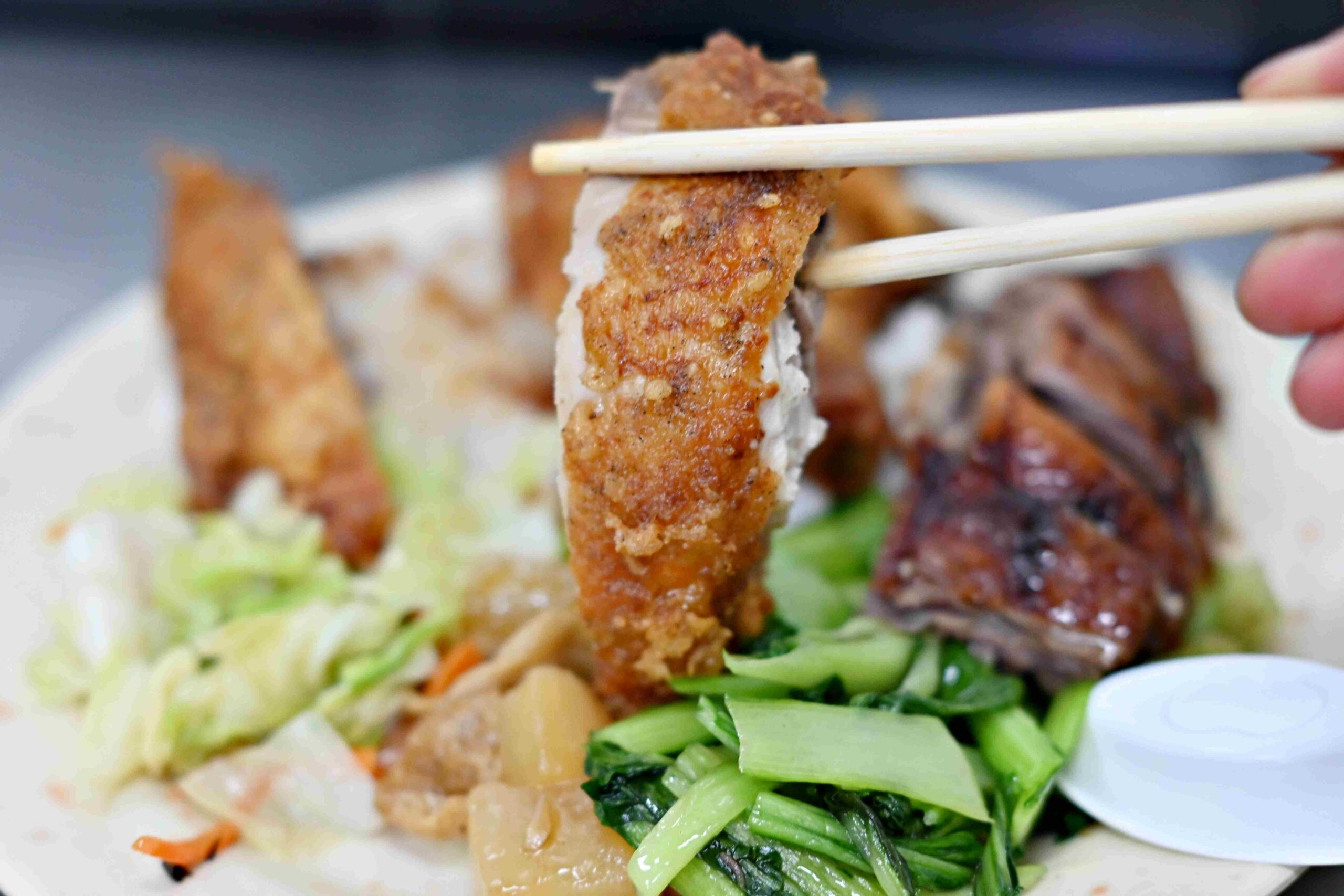 【新莊美食】新鴨庄便當，炸雞腿超狂，比肯德基還強推薦(菜單) @厚片嘴角帶便當