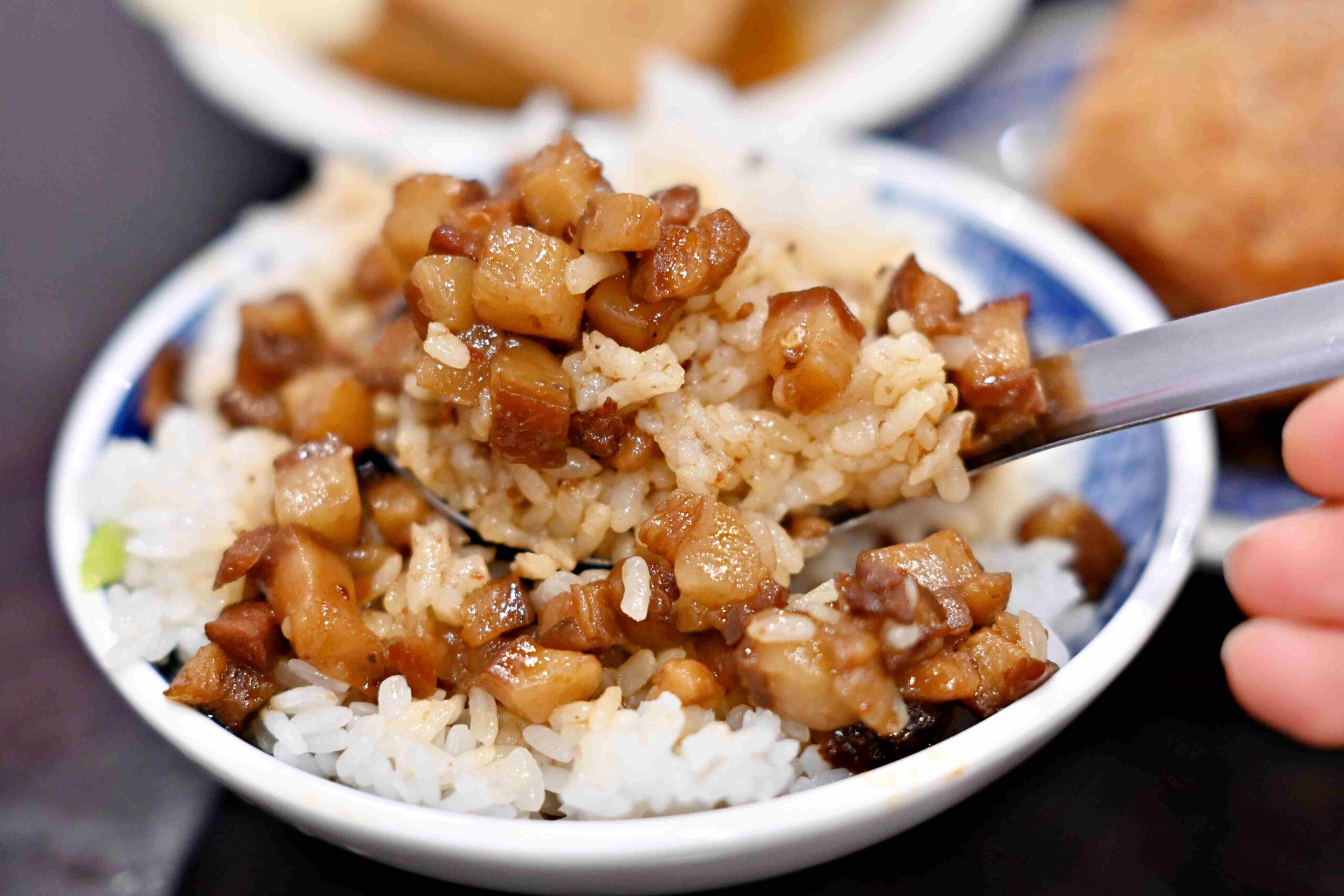 【新莊美食】新鴨庄便當，炸雞腿超狂，比肯德基還強推薦(菜單) @厚片嘴角帶便當