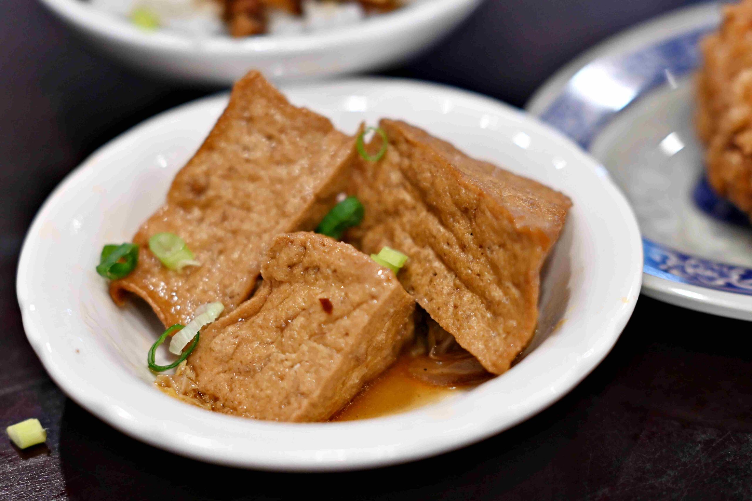 【新莊美食】魯十二滷肉飯，最強麻辣滷肉飯必吃推薦(菜單) @厚片嘴角帶便當