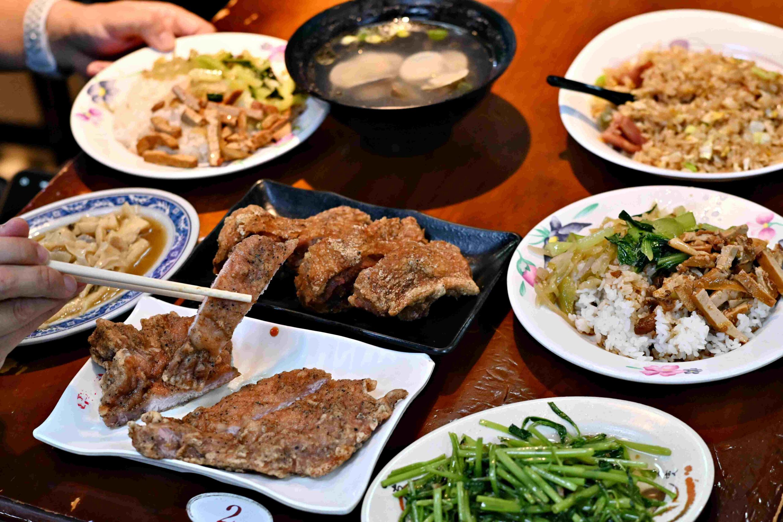 【西門美食】金滿園，排骨雞腿都好吃，炒飯是亮點推薦(菜單) @厚片嘴角帶便當