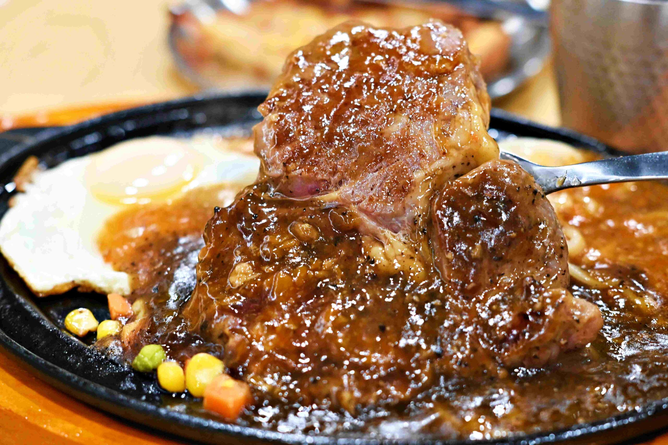 【三重美食推薦】A師傅烤肉飯：百元就能吃雙主餐，便當人氣店推薦(附菜單) @厚片嘴角帶便當