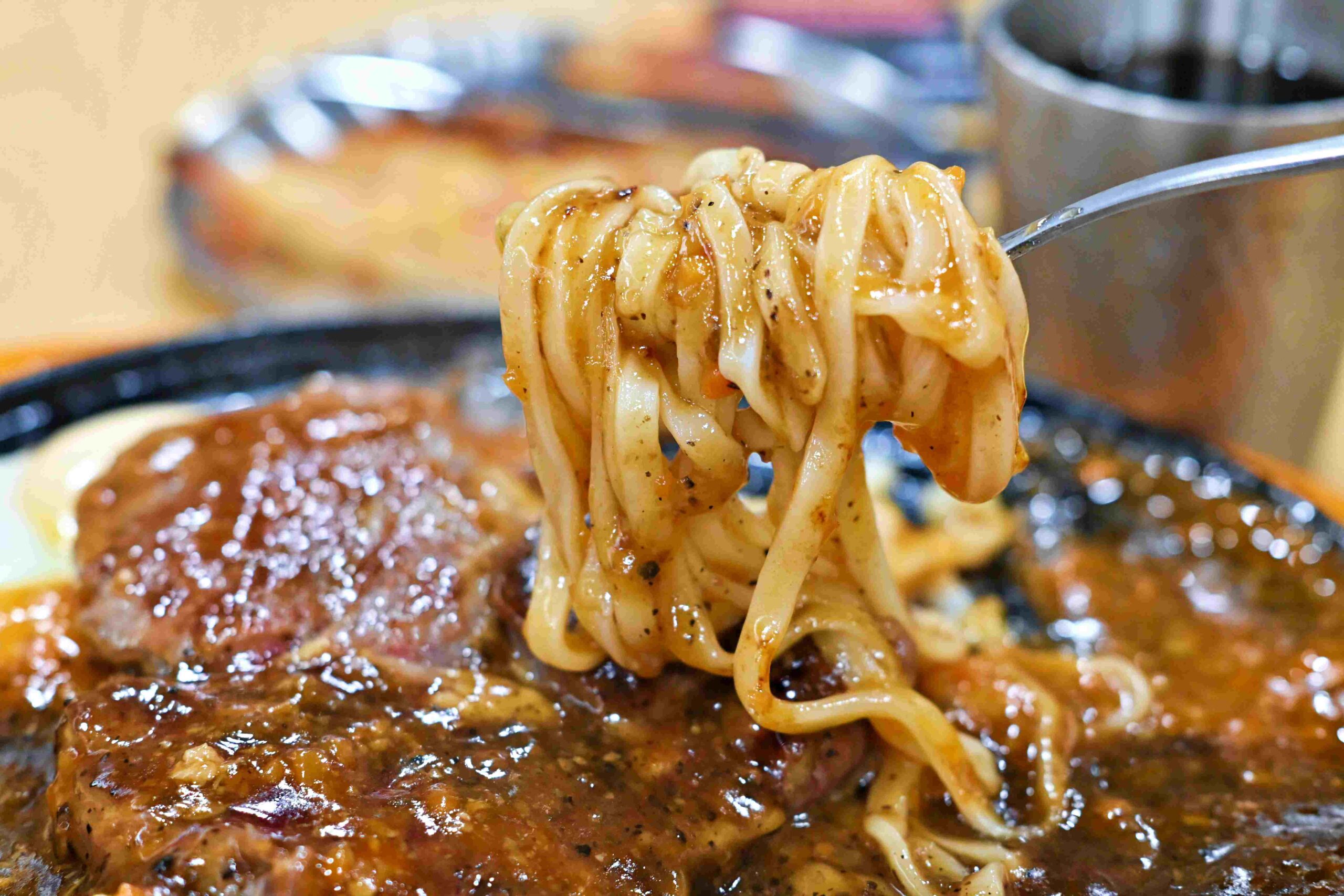 【新莊美食】孫東寶台式牛排 PLUS：300 元主餐＋自助吧吃到飽，CP值爆炸推薦(附菜單) @厚片嘴角帶便當