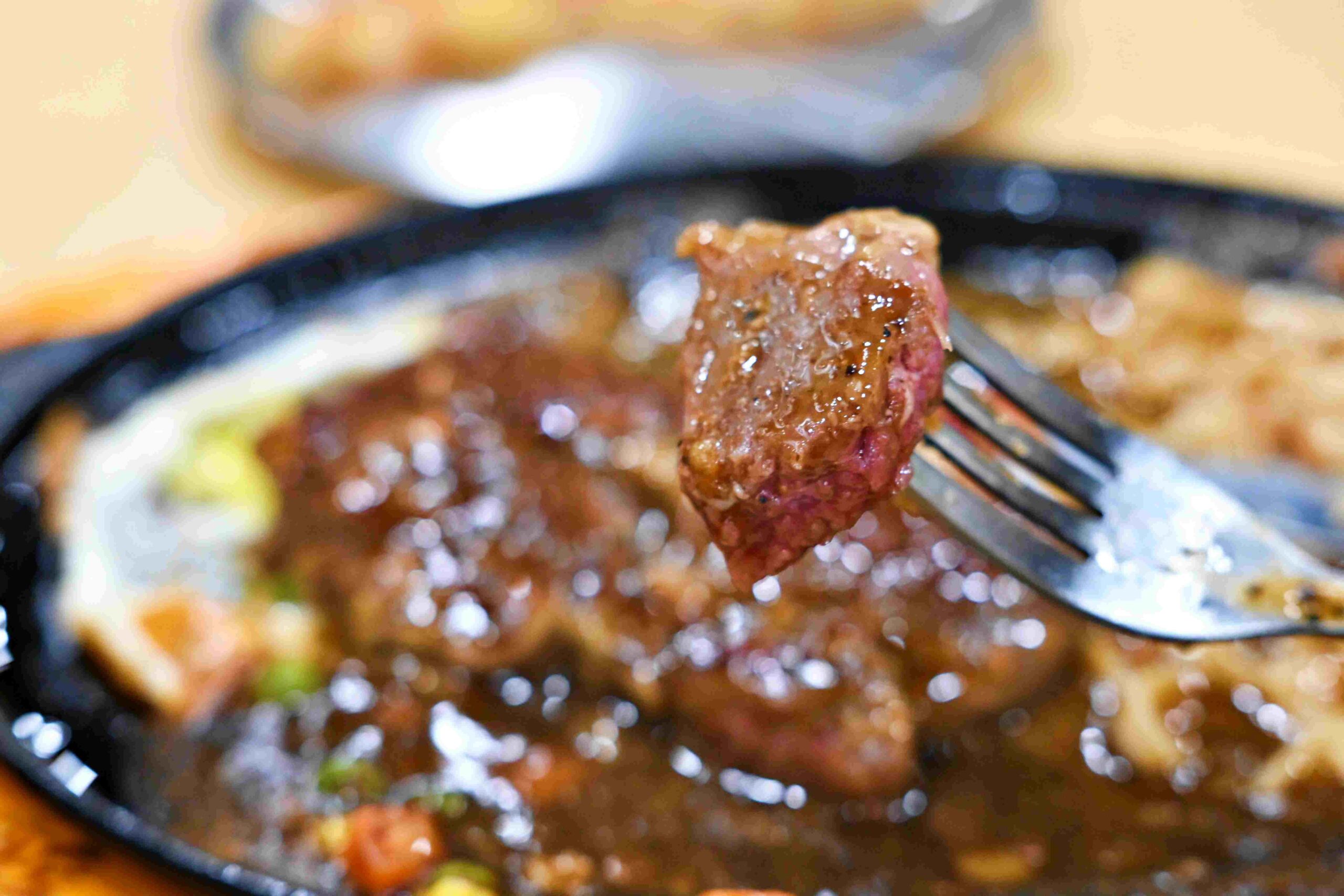 【新莊美食】孫東寶台式牛排 PLUS：300 元主餐＋自助吧吃到飽，CP值爆炸推薦(附菜單) @厚片嘴角帶便當