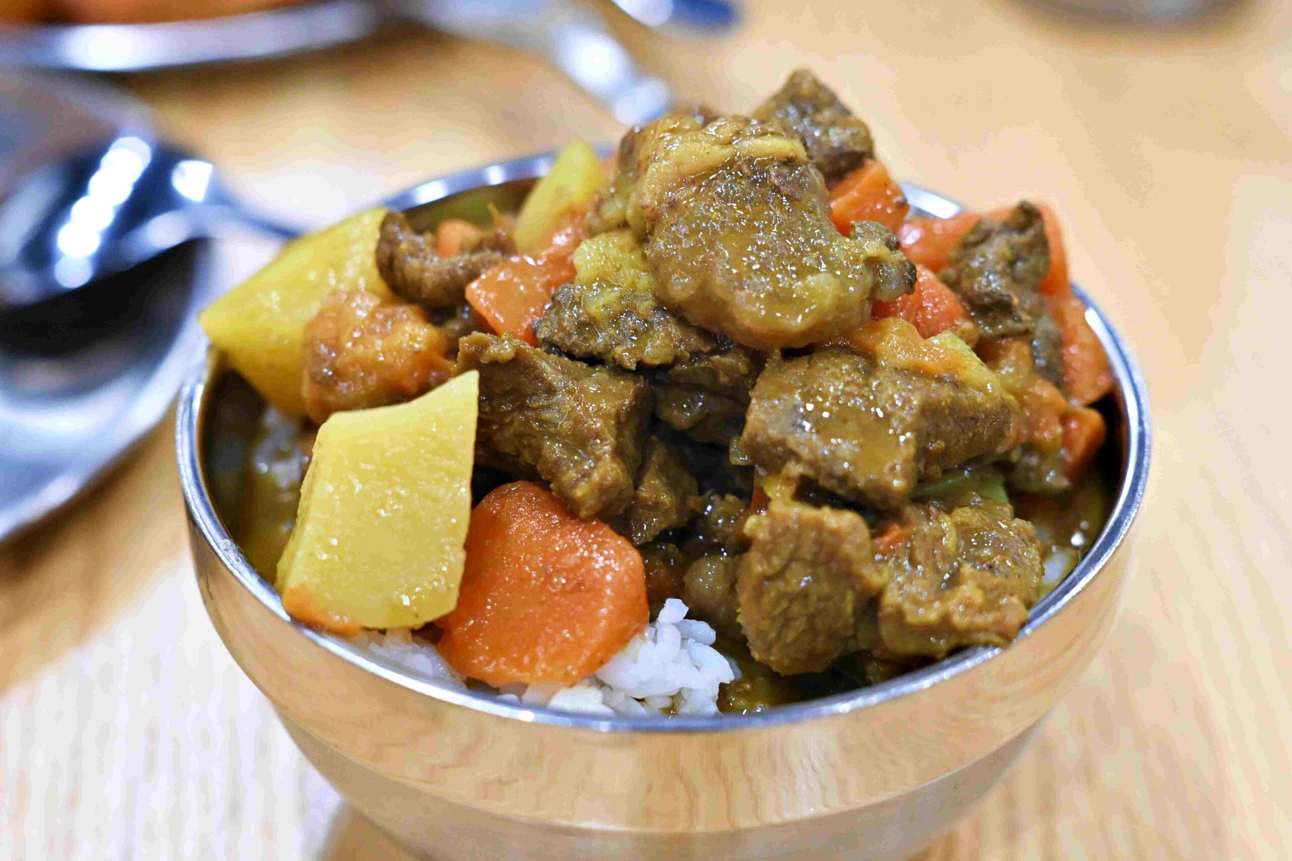 【新莊美食】孫東寶台式牛排 PLUS：300 元主餐＋自助吧吃到飽，CP值爆炸推薦(附菜單) @厚片嘴角帶便當