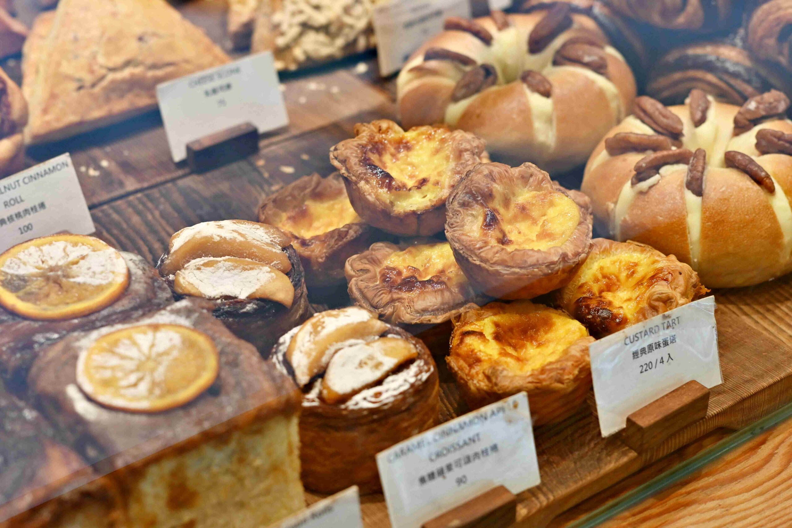 【內湖美食】Dreamers Coffee Roasters 內湖店，不限時、有插座還有滿櫃麵包推薦(菜單) @厚片嘴角帶便當