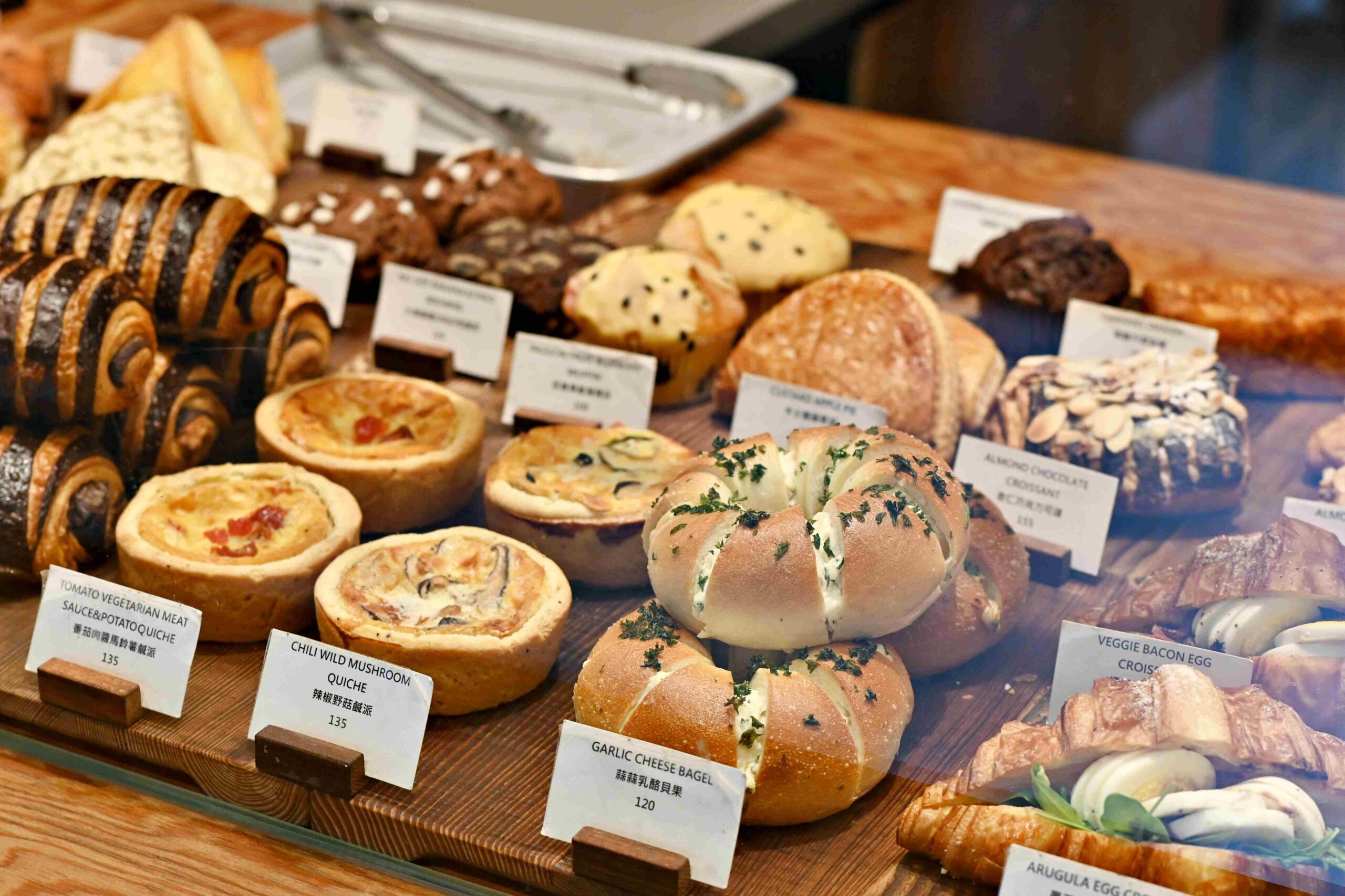 【內湖美食】Dreamers Coffee Roasters 內湖店，不限時、有插座還有滿櫃麵包推薦(菜單) @厚片嘴角帶便當