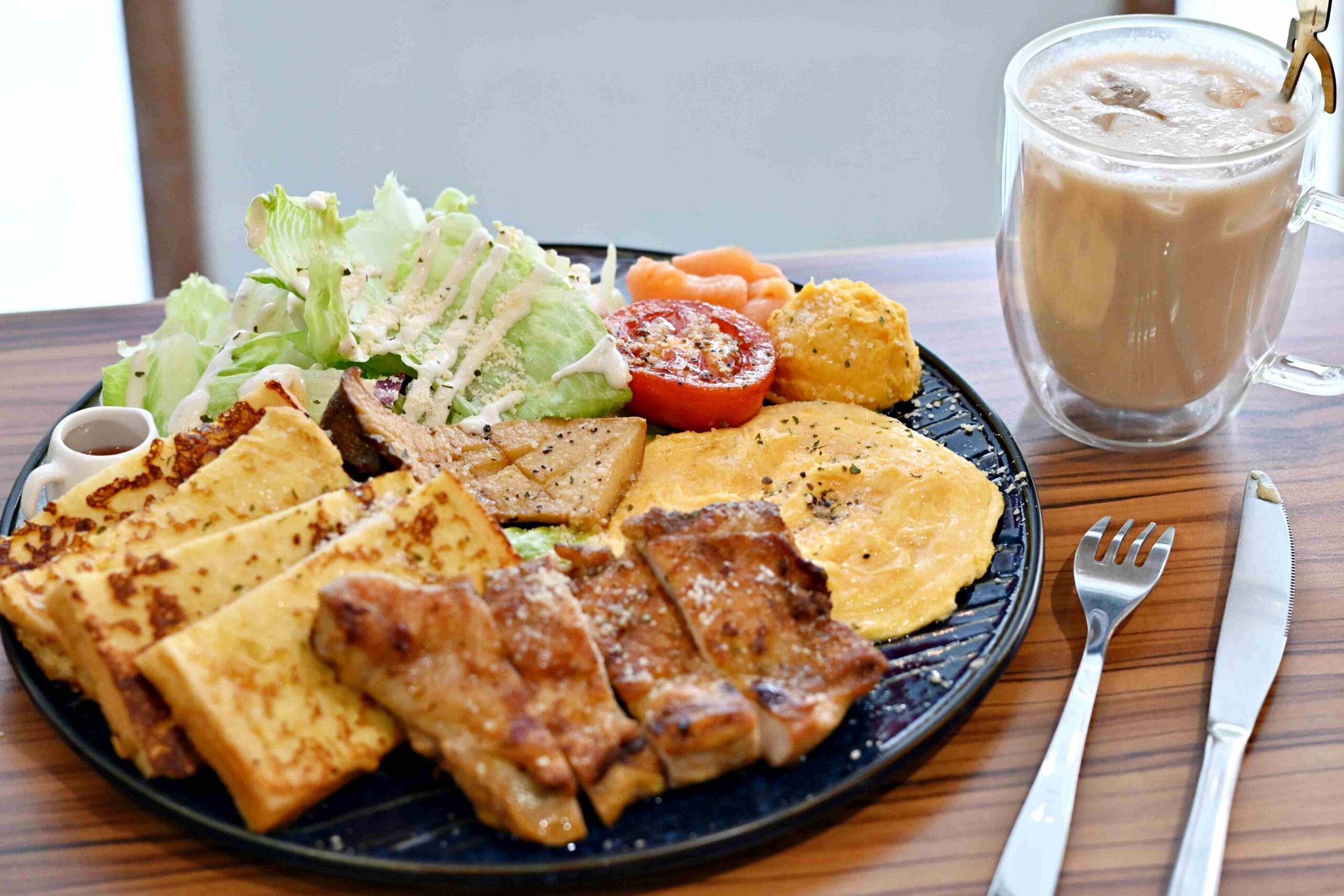 【西門美食】本村韓式炸雞重慶南店，比我想像的還強！不只有炸雞，每道都好吃(菜單) @厚片嘴角帶便當