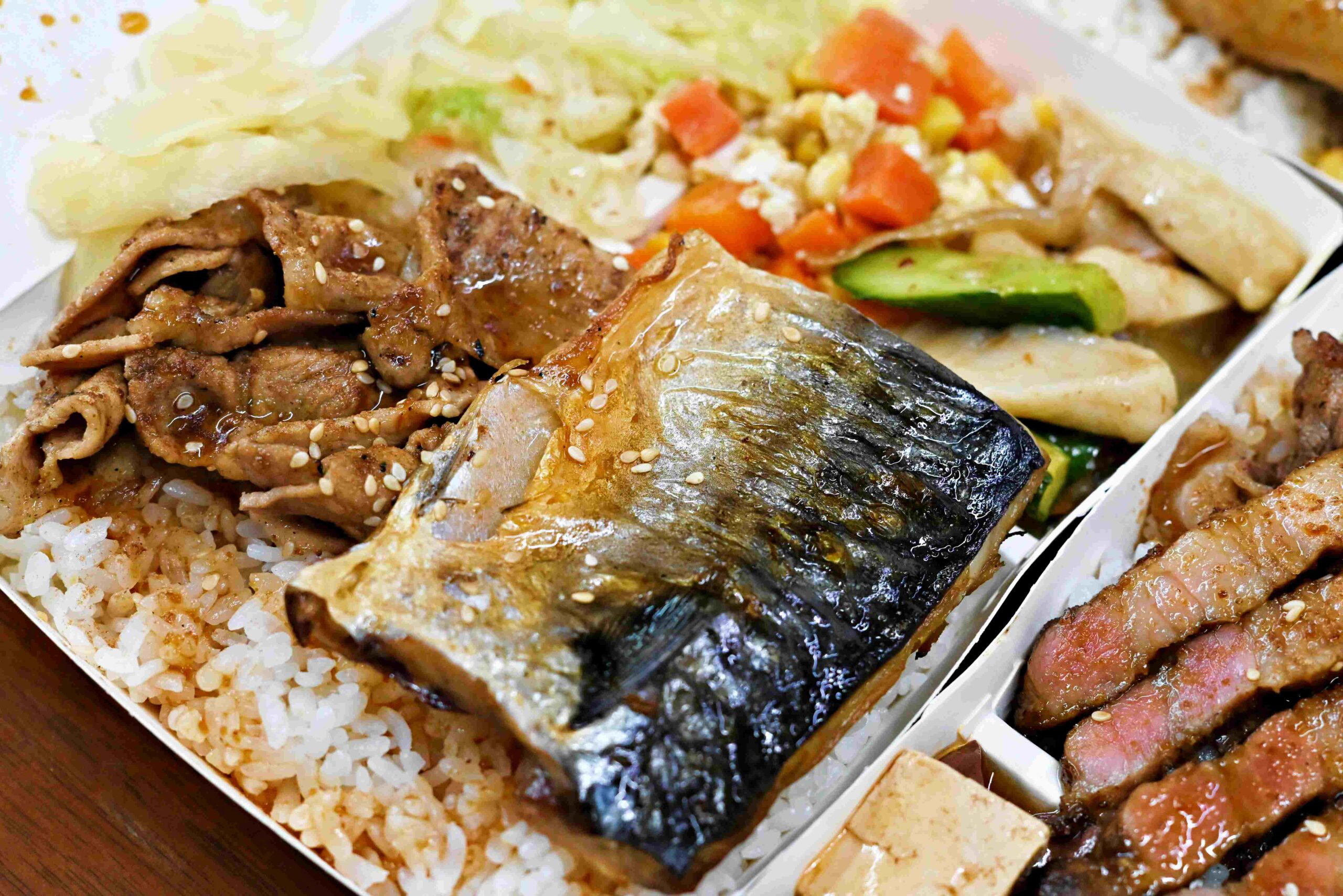 【三重美食推薦】A師傅烤肉飯：百元就能吃雙主餐，便當人氣店推薦(附菜單) @厚片嘴角帶便當