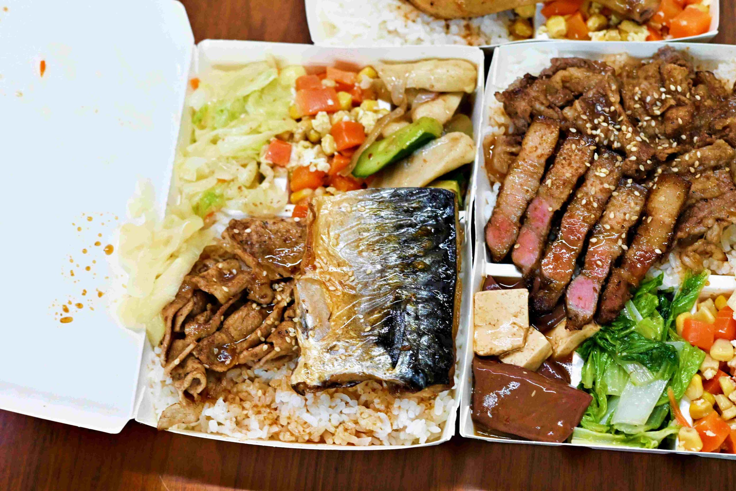 【三重美食推薦】A師傅烤肉飯：百元就能吃雙主餐，便當人氣店推薦(附菜單) @厚片嘴角帶便當