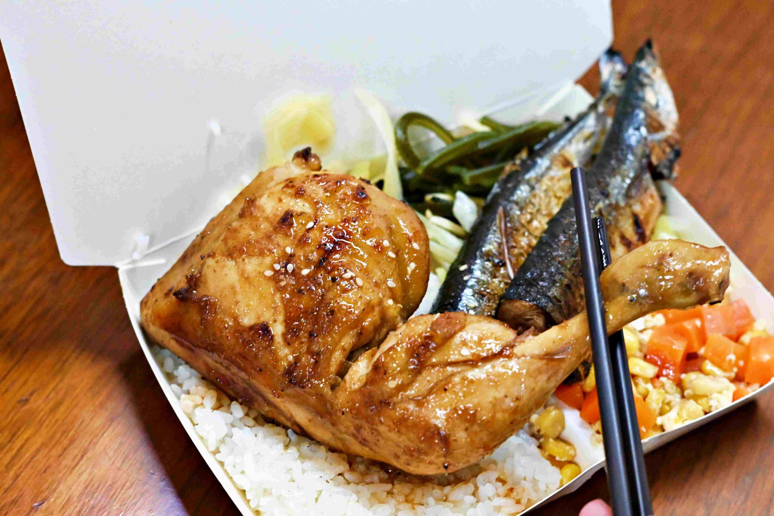 【三重美食推薦】A師傅烤肉飯：百元就能吃雙主餐，便當人氣店推薦(附菜單) @厚片嘴角帶便當