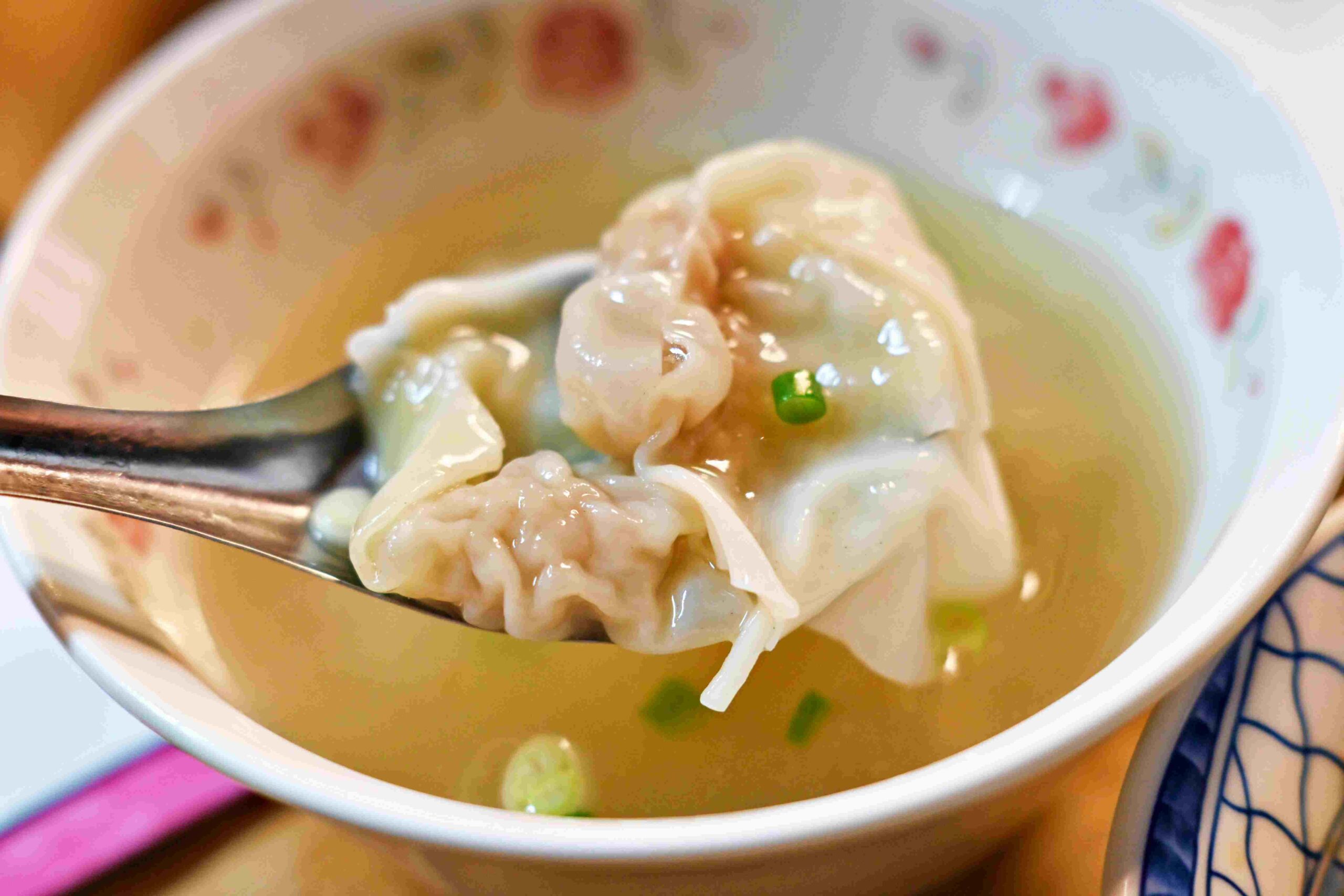 【宜蘭美食】火生餛飩麵店，餛飩湯 30 元超佛！在地人從小吃到大推薦(菜單) @厚片嘴角帶便當