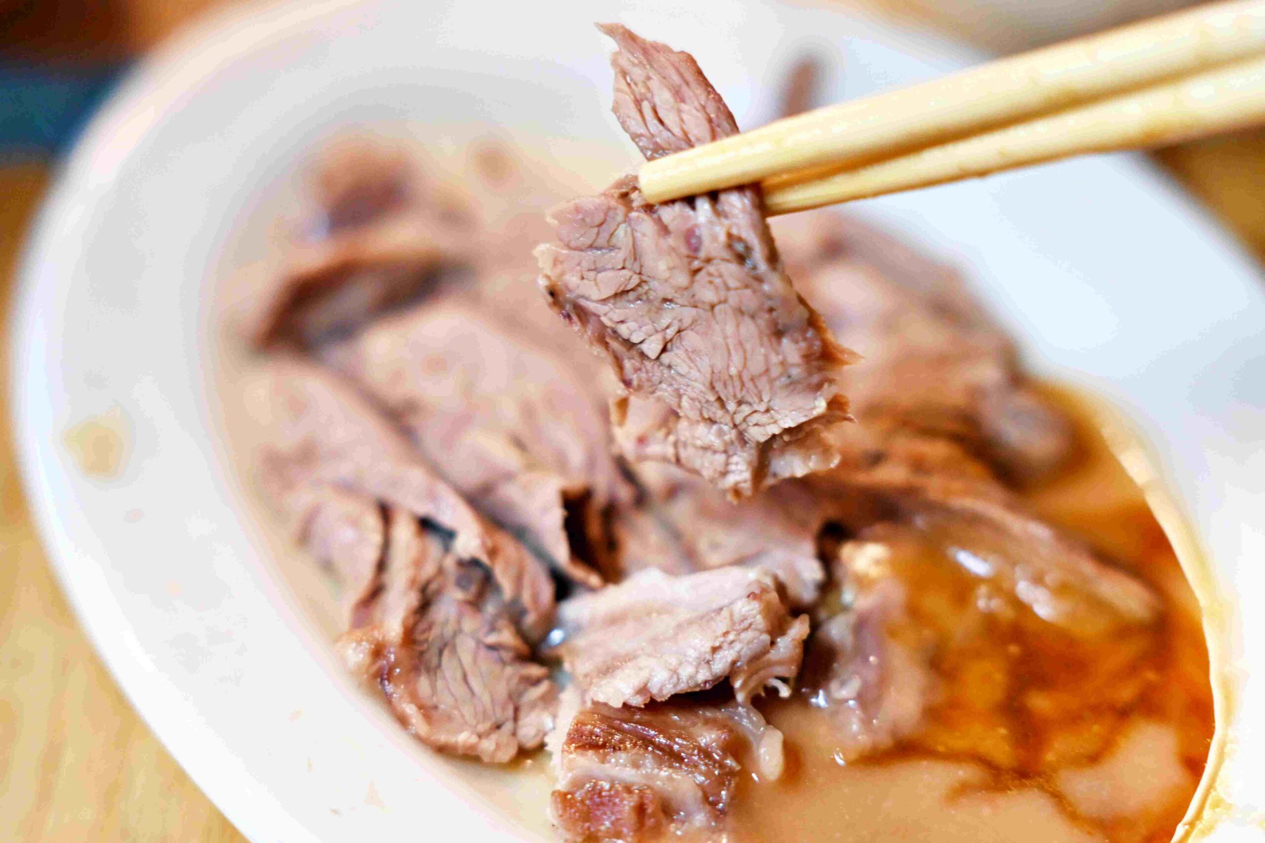 【宜蘭美食】火生餛飩麵店，餛飩湯 30 元超佛！在地人從小吃到大推薦(菜單) @厚片嘴角帶便當