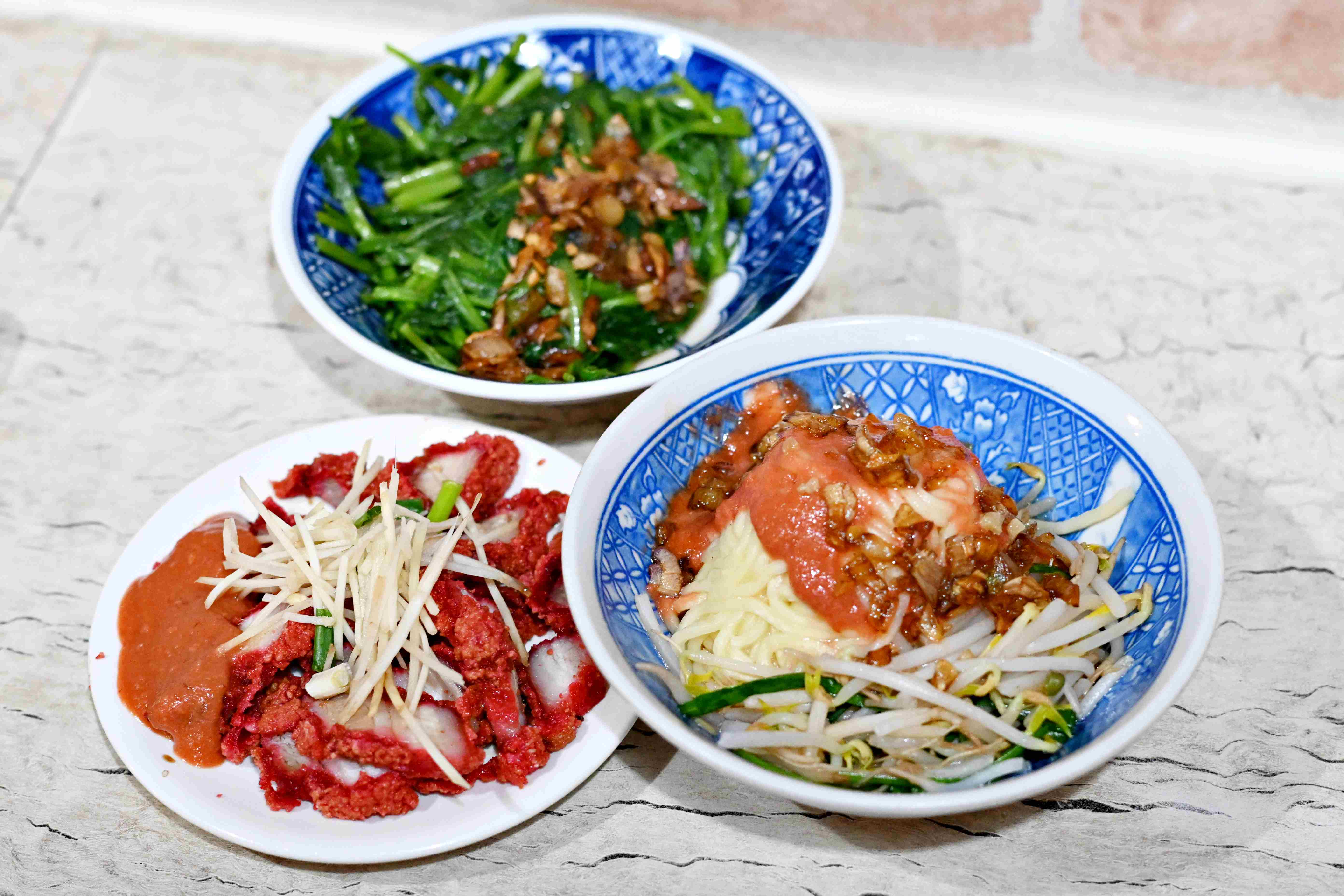 【新莊美食】閹豬切仔麵｜八十年老店必吃紅燒肉+粉紅醬乾麵推薦(菜單) @厚片嘴角帶便當