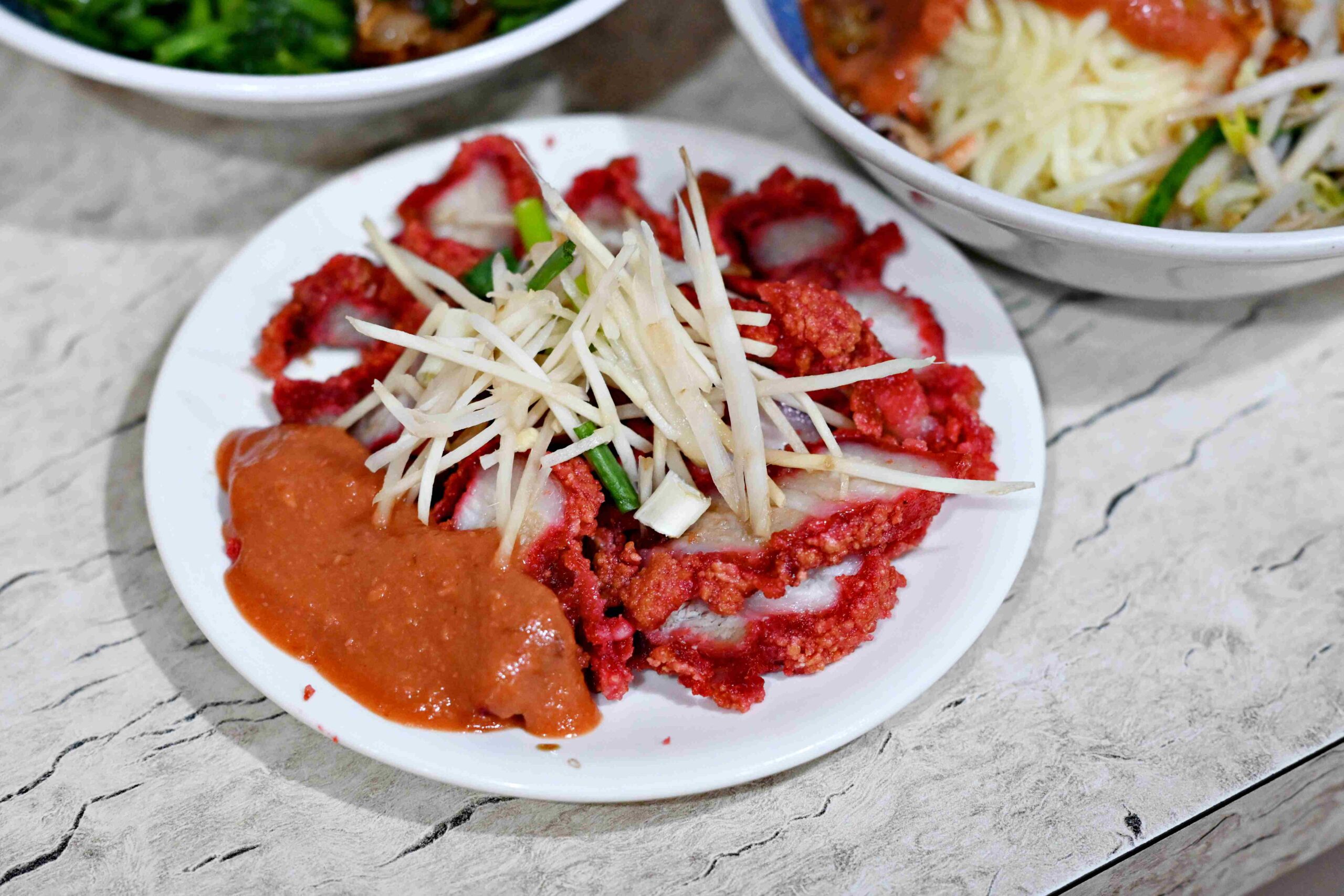 【新莊美食】閹豬切仔麵｜八十年老店必吃紅燒肉+粉紅醬乾麵推薦(菜單) @厚片嘴角帶便當