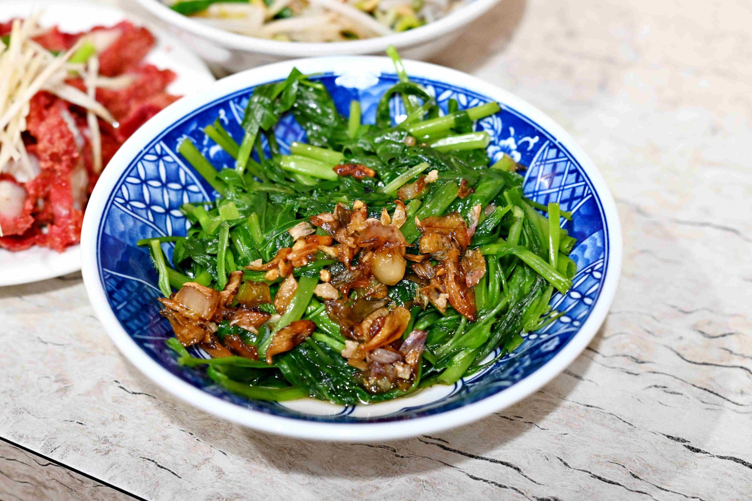 【新莊美食】閹豬切仔麵｜八十年老店必吃紅燒肉+粉紅醬乾麵推薦(菜單) @厚片嘴角帶便當