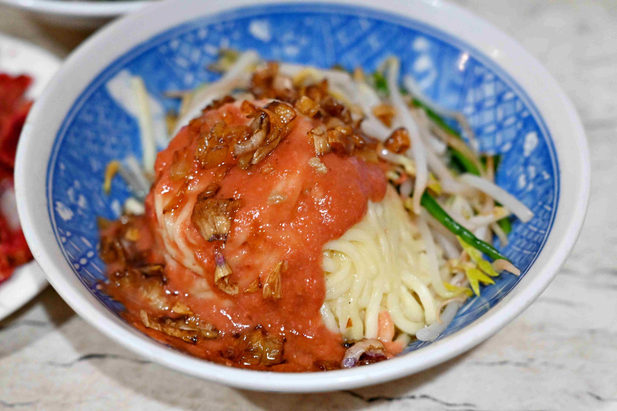 【新莊美食】閹豬切仔麵｜八十年老店必吃紅燒肉+粉紅醬乾麵推薦(菜單) @厚片嘴角帶便當