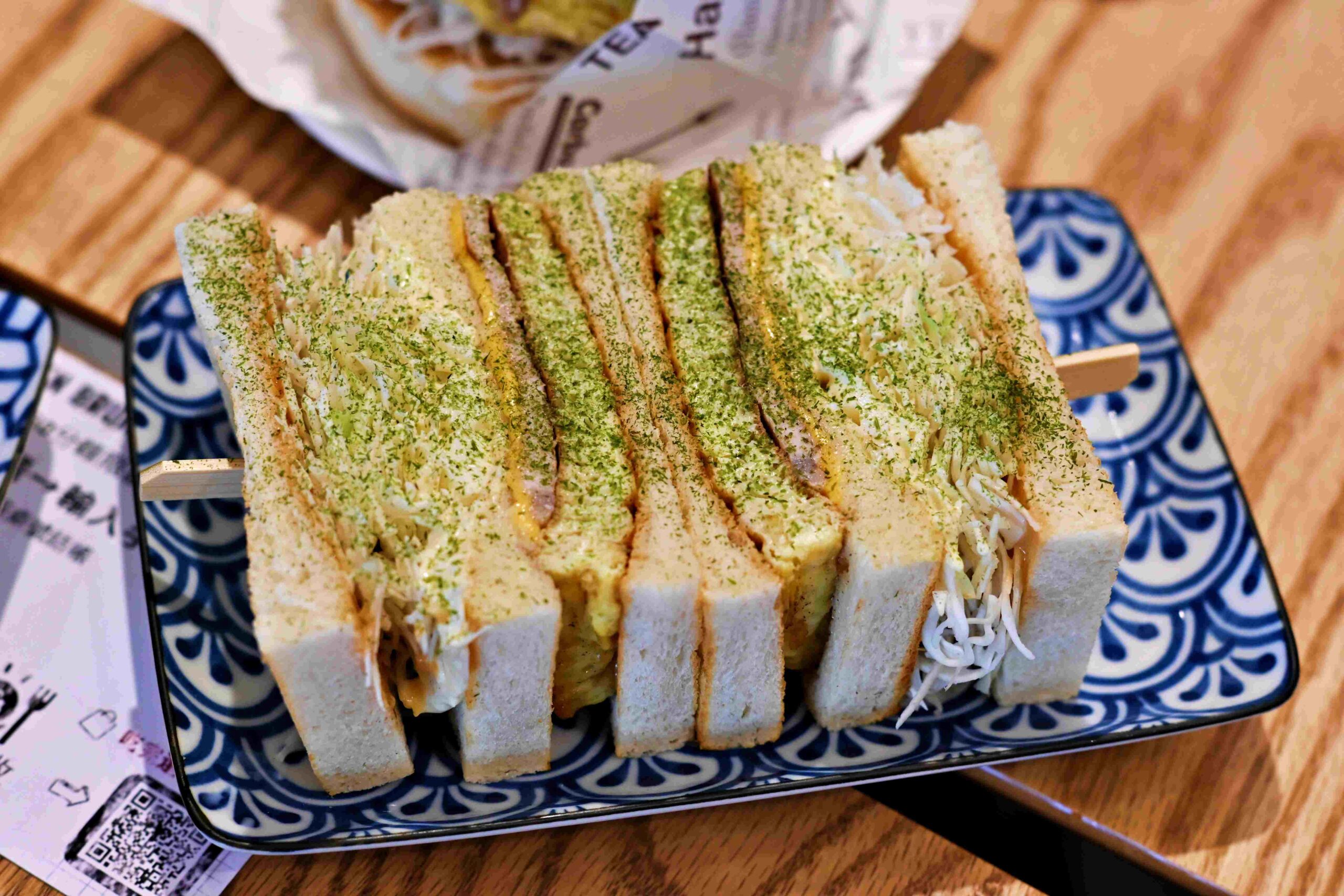【新莊美食】朝晨商號 新莊旗艦店，厚切碳烤三明治超推薦(菜單) @厚片嘴角帶便當