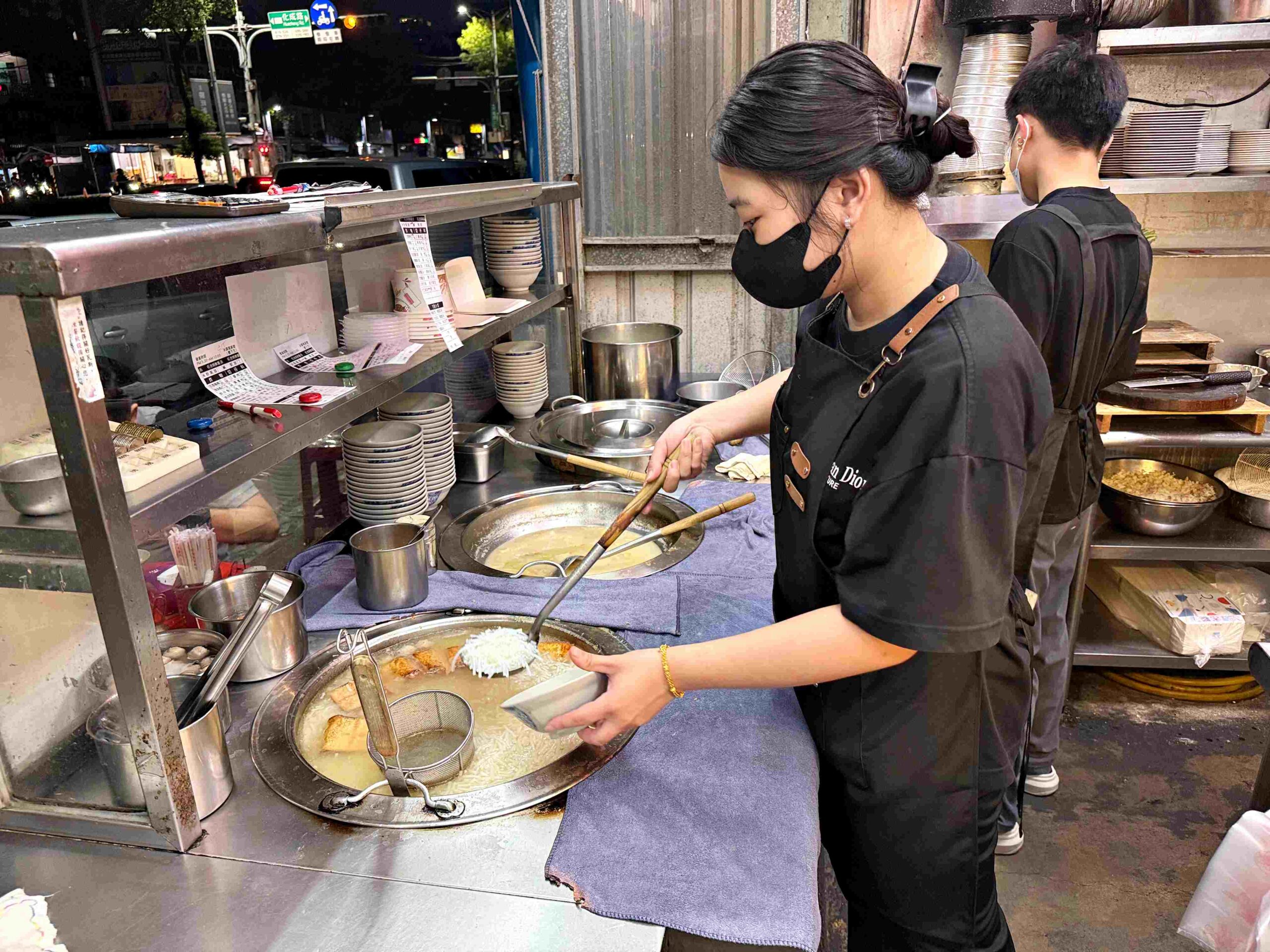 【新莊美食】鹹粥/米粉湯，隱藏版無名銅板價小吃店推薦(菜單) @趙先生吃飯