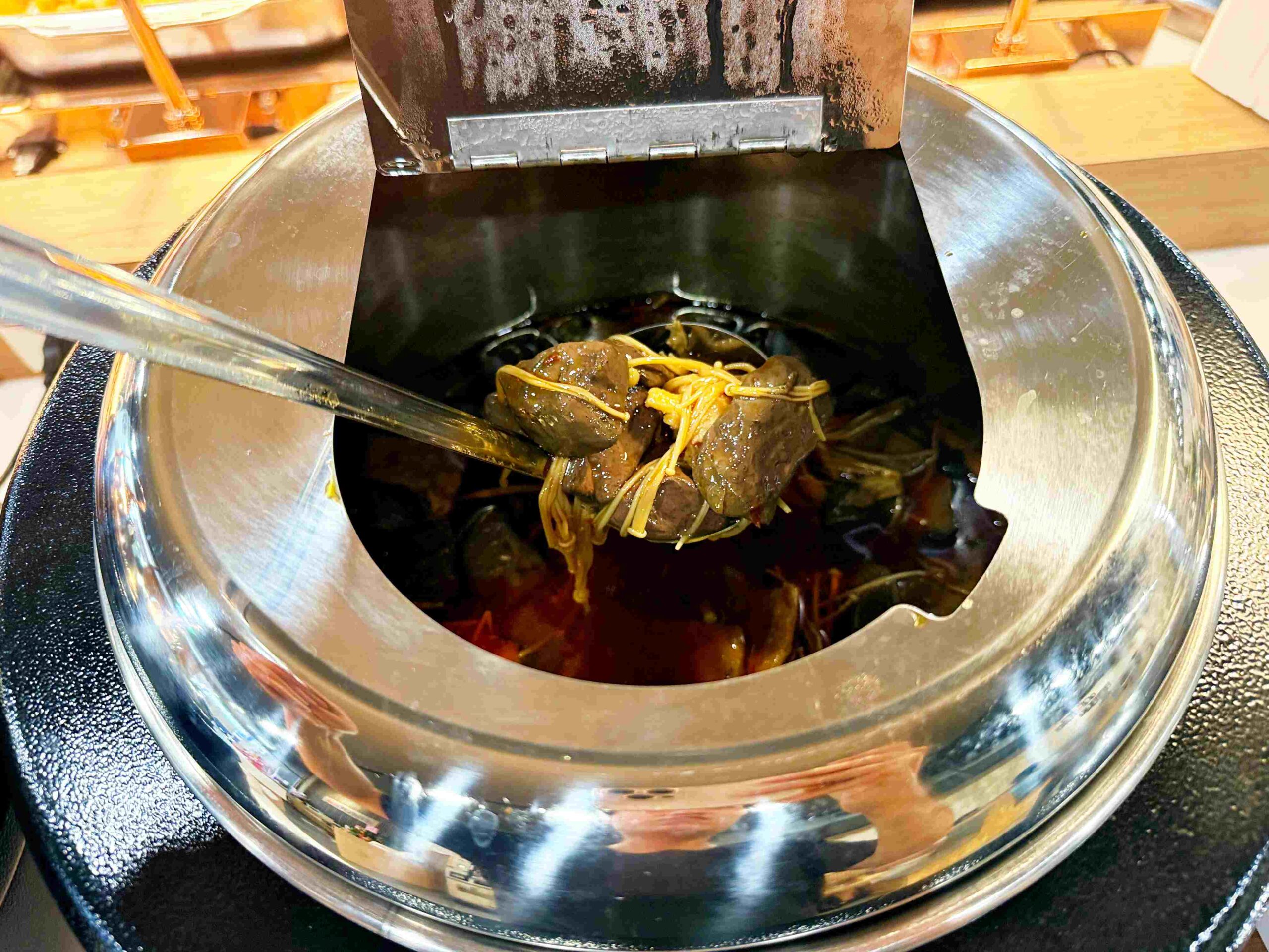 【新莊美食】孫東寶台式牛排 PLUS：300 元主餐＋自助吧吃到飽，CP值爆炸推薦(附菜單) @厚片嘴角帶便當