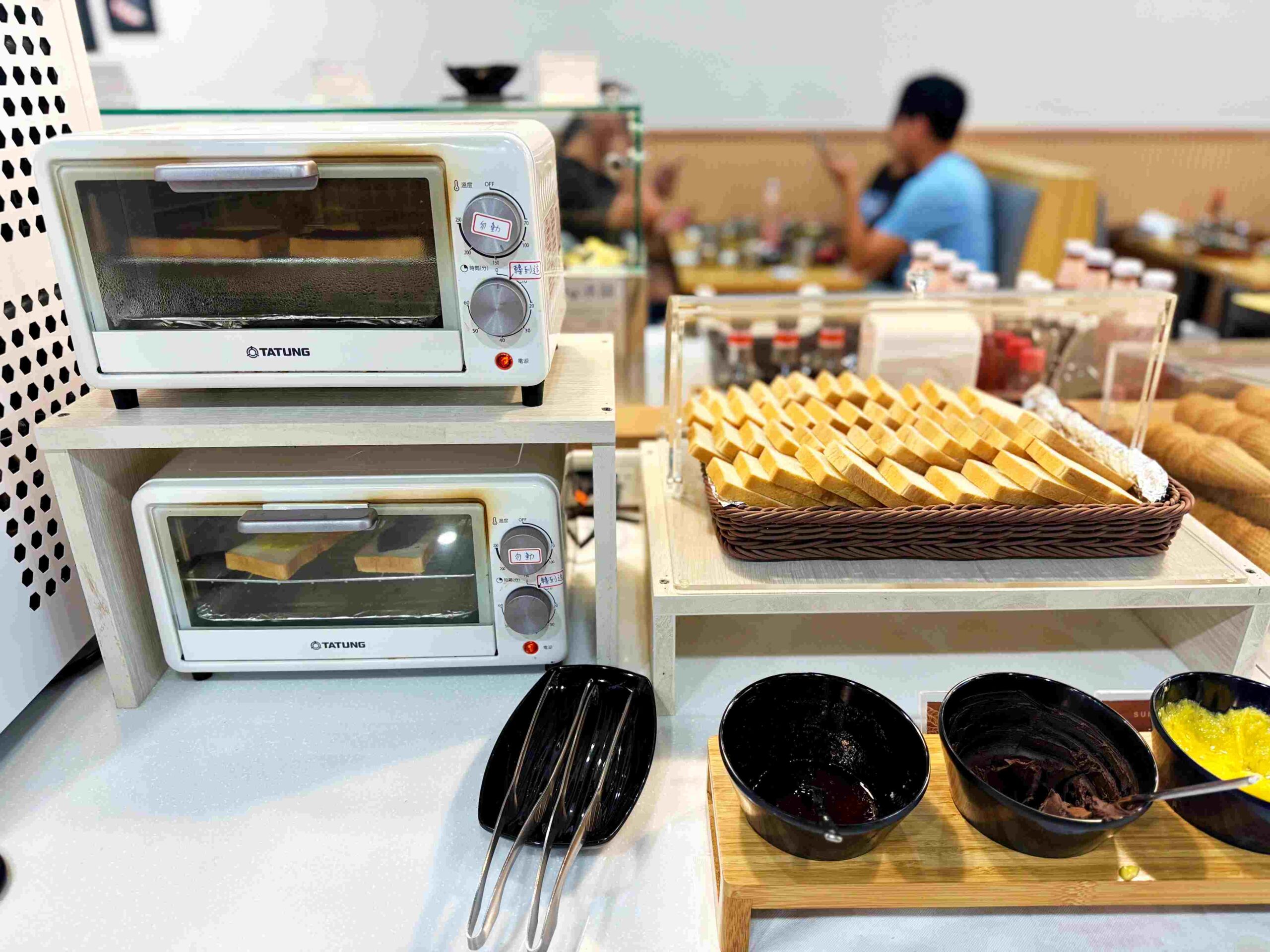 【新莊美食】孫東寶台式牛排 PLUS：300 元主餐＋自助吧吃到飽，CP值爆炸推薦(附菜單) @厚片嘴角帶便當