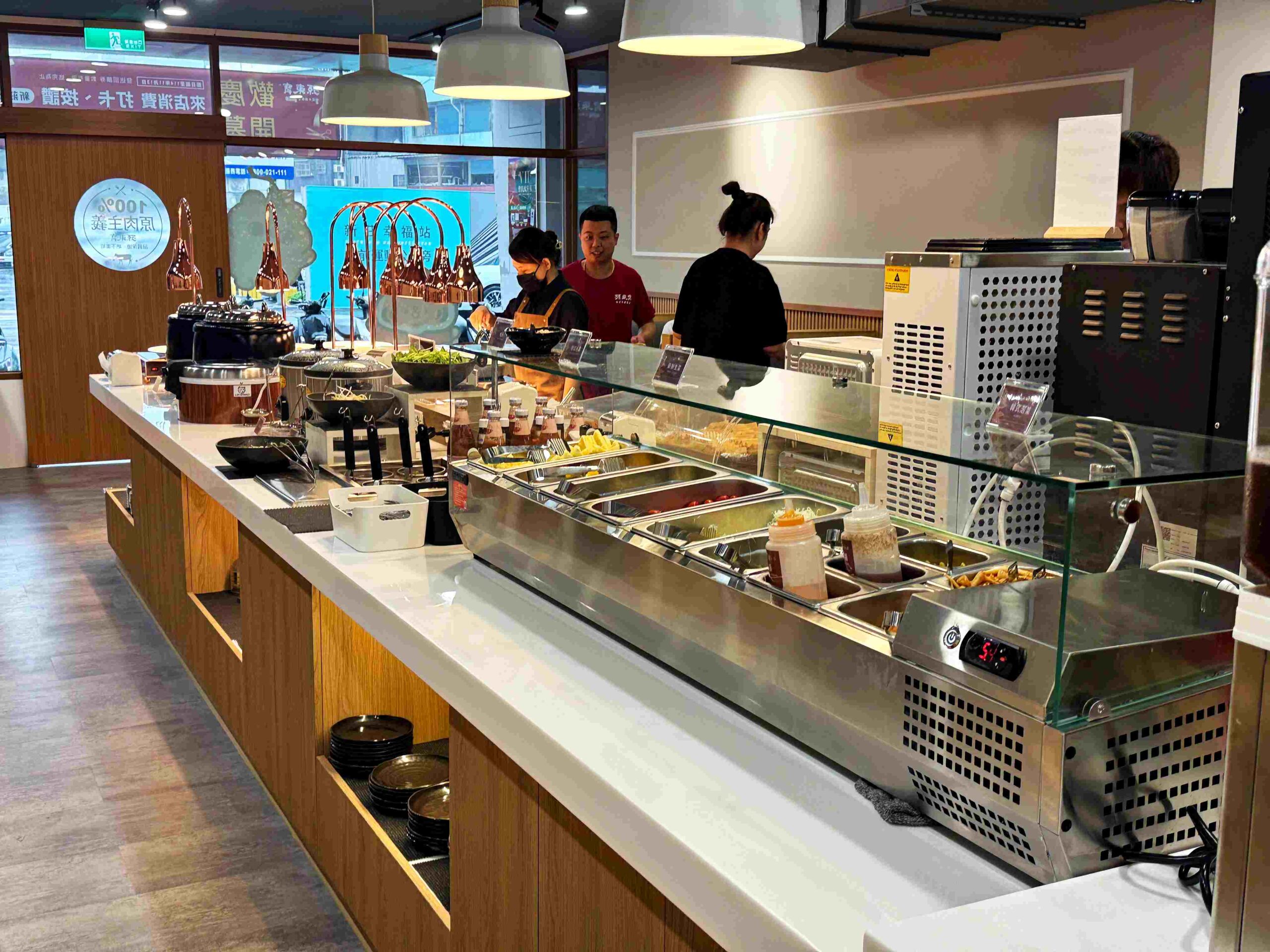 【新莊美食】孫東寶台式牛排 PLUS：300 元主餐＋自助吧吃到飽，CP值爆炸推薦(附菜單) @厚片嘴角帶便當