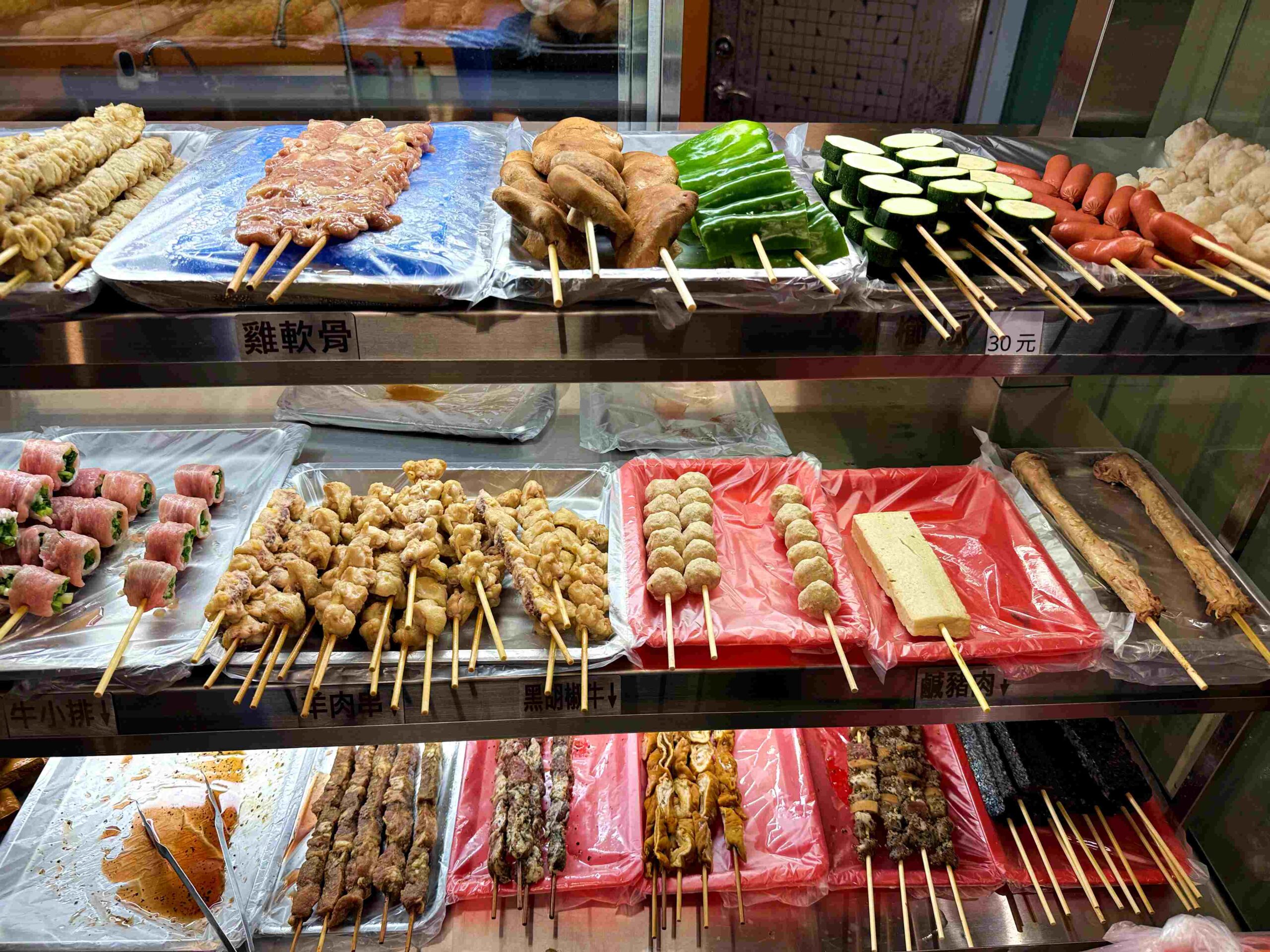 【新莊美食】洪記碳烤，新莊人氣炭烤店，醬料超強推薦(菜單) @厚片嘴角帶便當